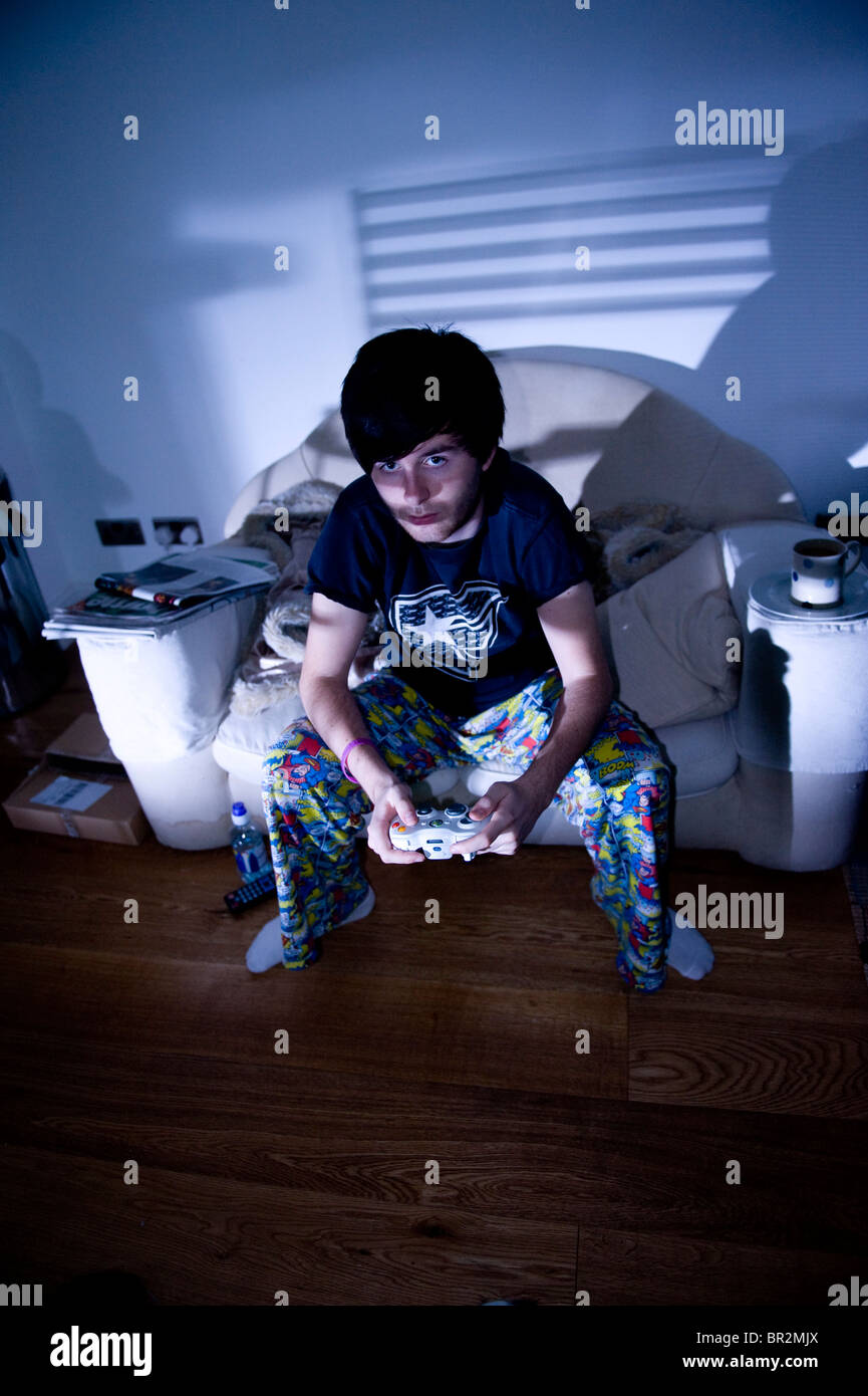 Teenager spielen auf seiner Xbox 360-Spiele-Konsole Stockfoto