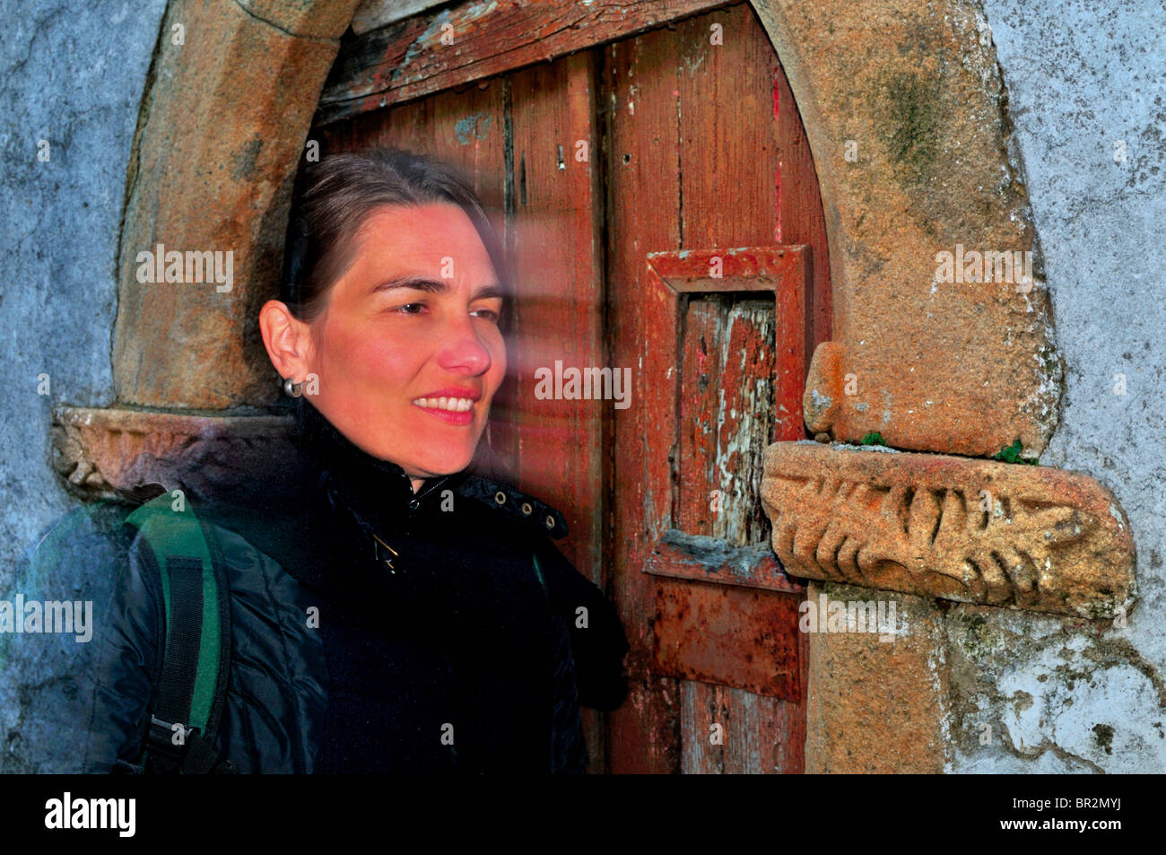 Portugal, Alentejo: Frau vorbei vor typischen Portal des historischen jüdischen Viertels in Castelo de Vide Stockfoto