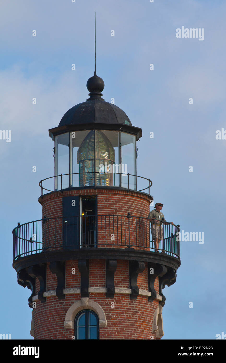 Ein Leuchtturm aus rotem Backstein Little Sable Point Silver Lake State Park in Michigan, MI USA, mit einem Wächter aus dem niedrigen Winkel, der alte Hochaufsätze aus der Nähe heraushält Stockfoto