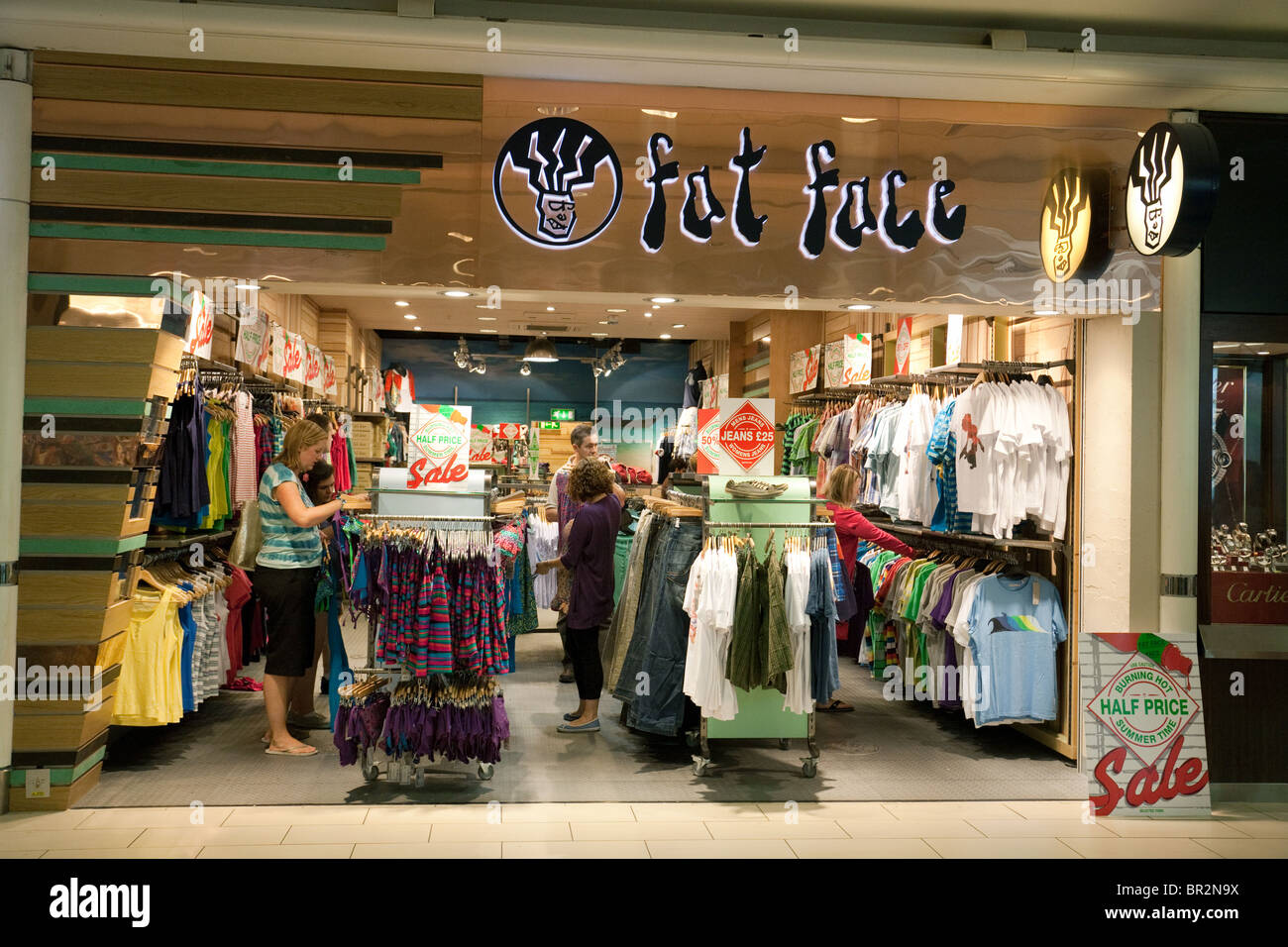 Menschen, die Einkaufen bei Fat Face Kleidung store am South terminal, Flughafen Gatwick UK Stockfoto