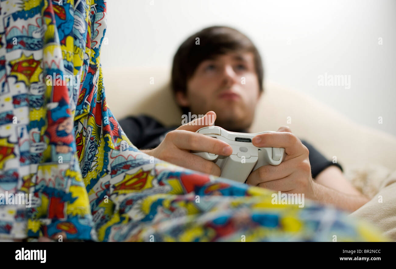 Teenager spielen auf seiner Xbox 360-Spiele-Konsole Stockfoto