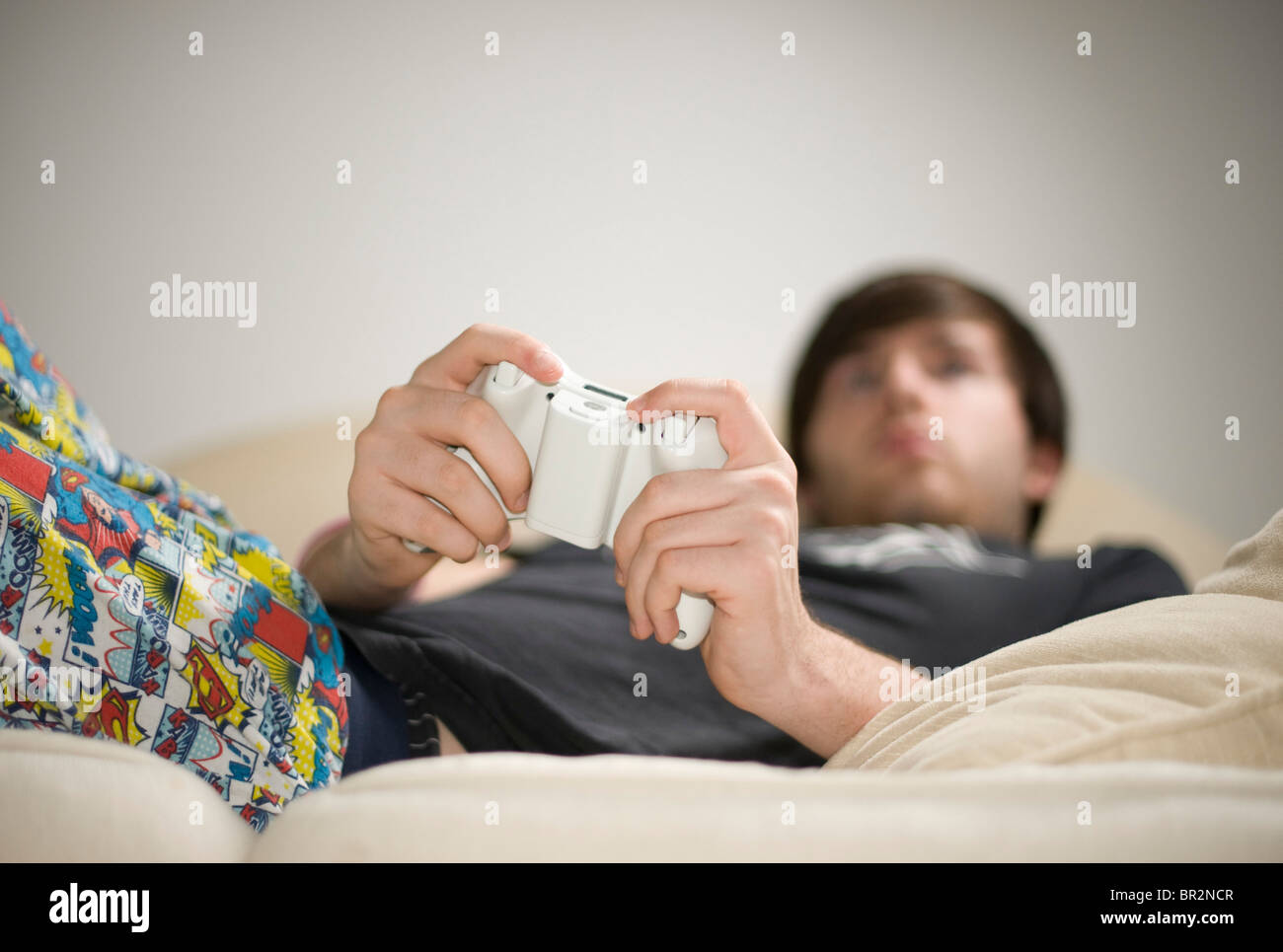 Teenager spielen auf seiner Xbox 360-Spiele-Konsole Stockfoto