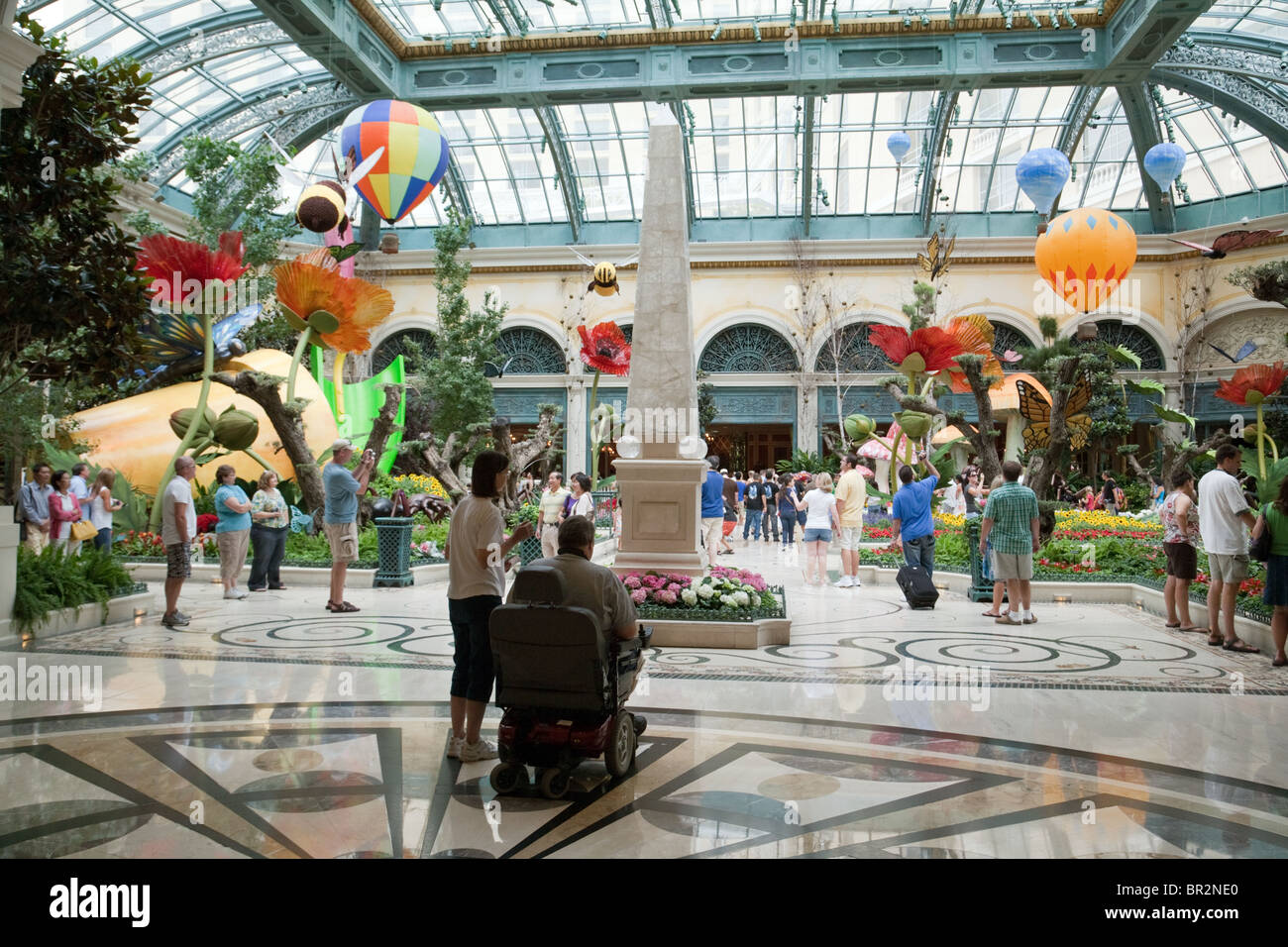 Menschen genießen den Konservatorium und der Botanische Garten, das Hotel Bellagio Las Vegas USA Stockfoto