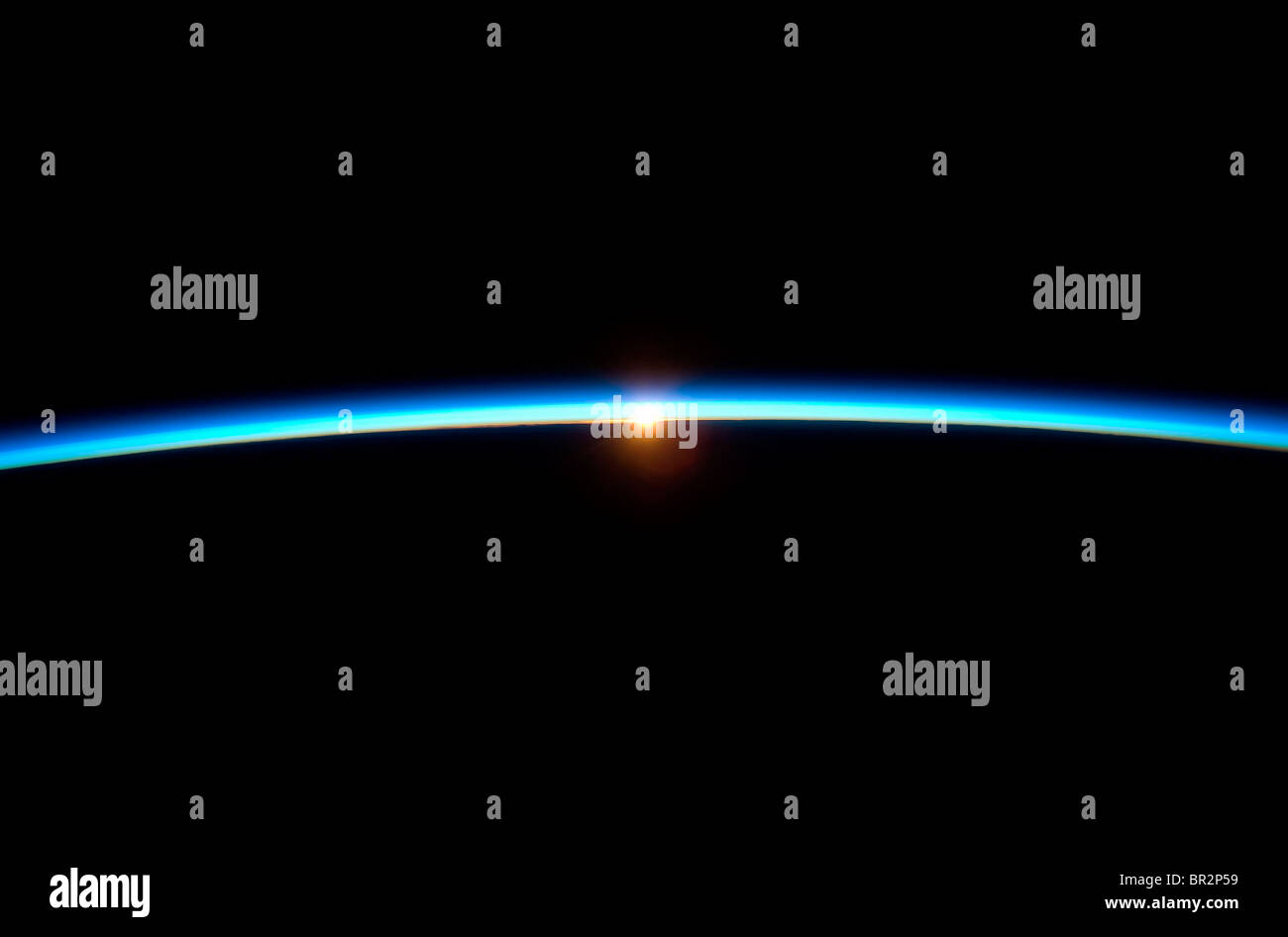 Die dünne Linie der Erdatmosphäre und die untergehende Sonne. Optimierte und erweiterte Version der ein Originalbild der NASA. Kredit NASA Stockfoto