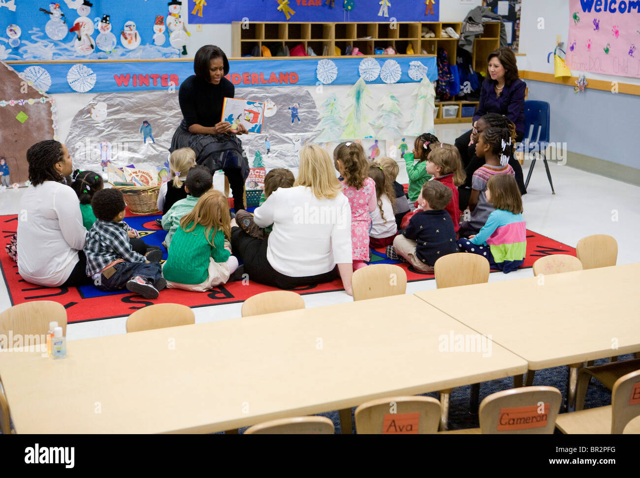 First Lady Michelle Obama liest für Kinder in der Tagesstätte Dept. of Labor. Stockfoto