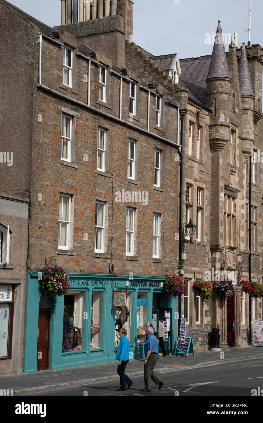 Broad Street, darunter das Rathaus, Kirkwall, Orkney Inseln, Schottland Stockfoto