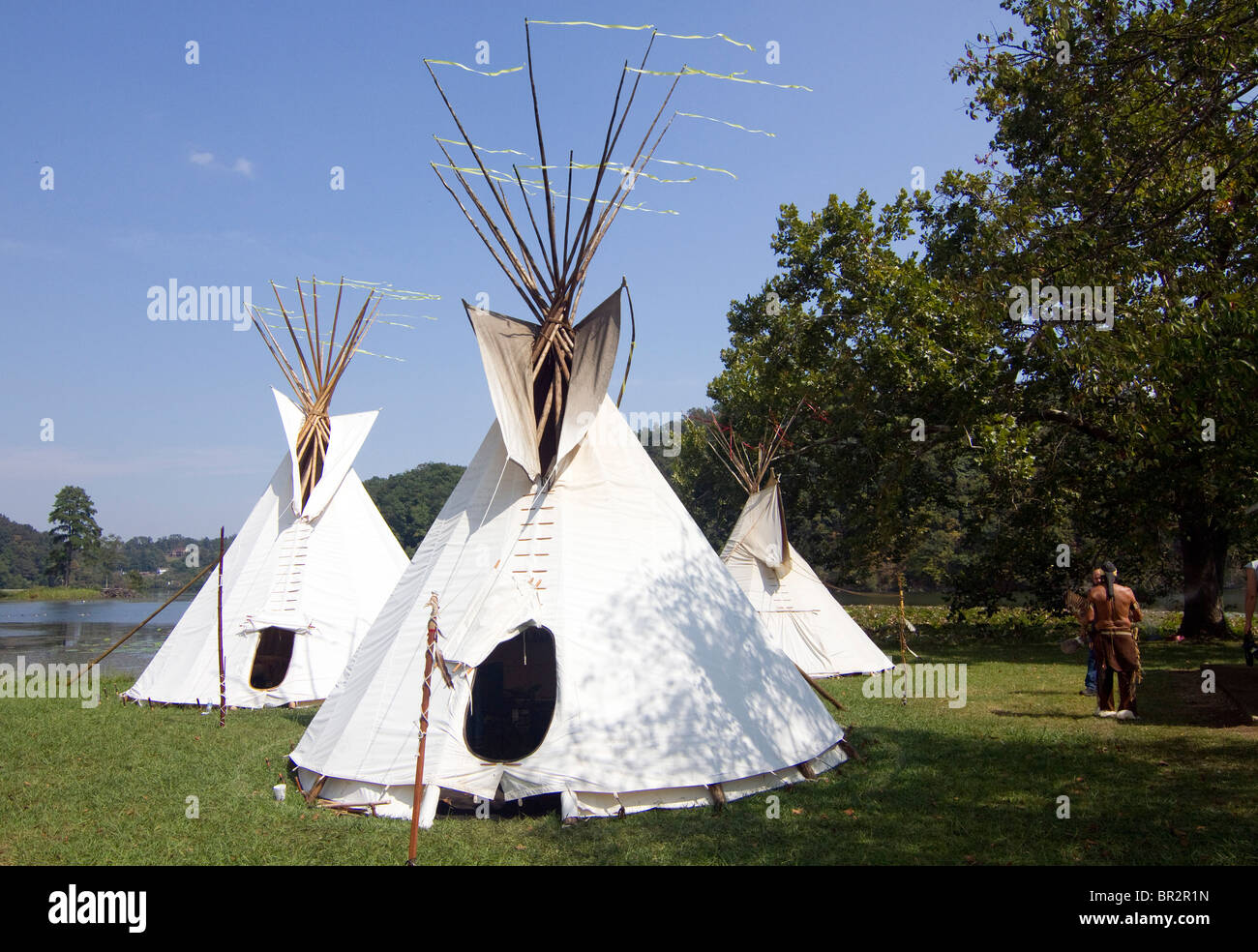 Dayton, Tennessee - Tipi während einem Powwow einrichten. Stockfoto