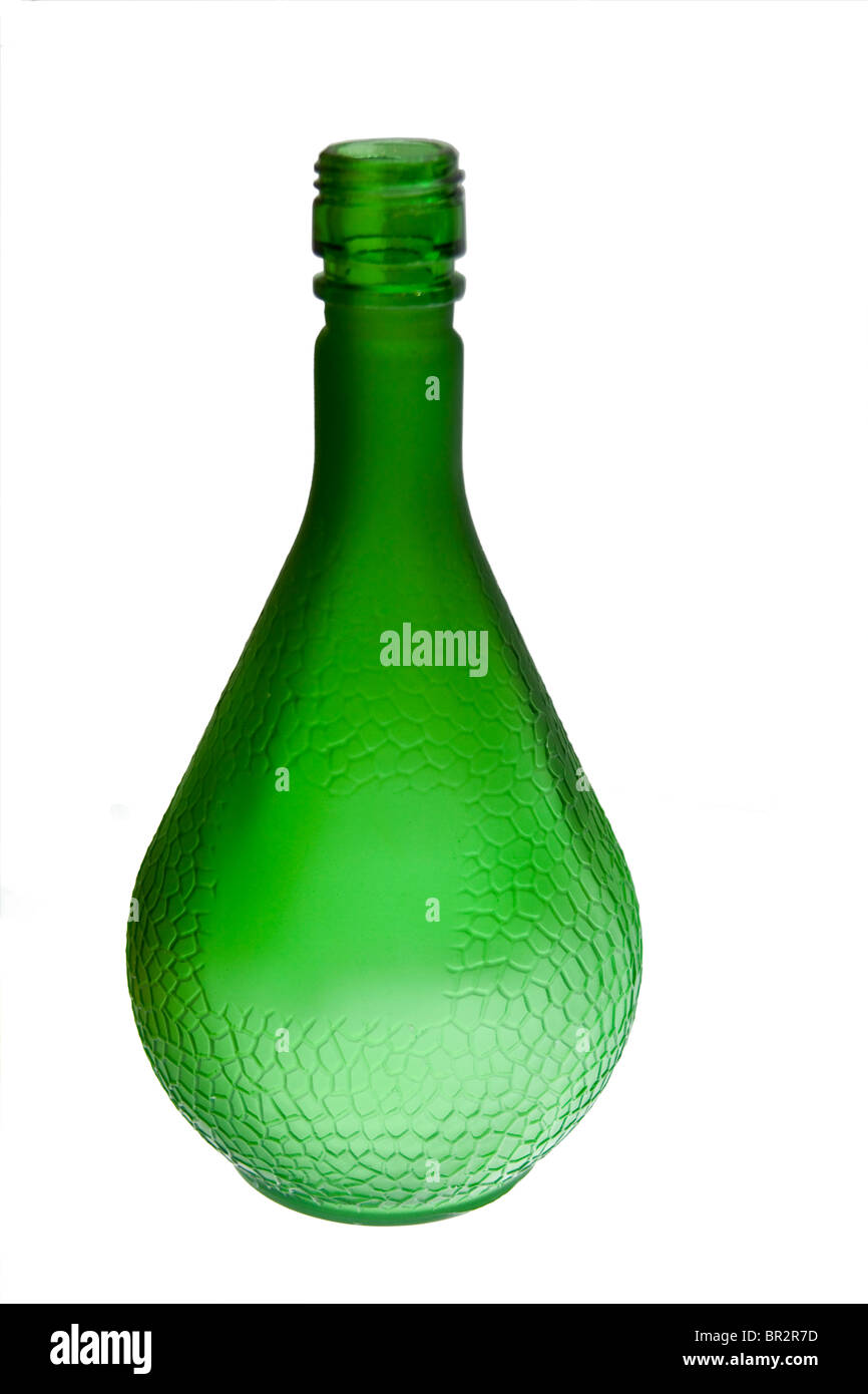 grüne Flaschen alkoholische Getränke auf weißem Hintergrund Stockfoto