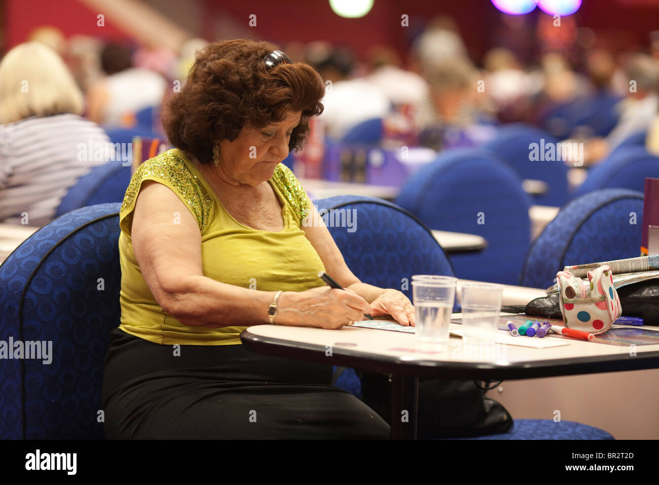 Mecca Bingo UK Bingo Unternehmen. Menschen spielen Bingo nstige Bingo Hall, London, UK. Foto: Jeff Gilbert Stockfoto