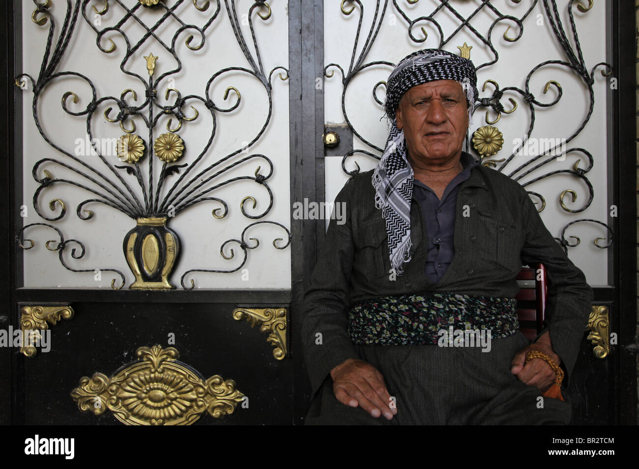 Ein kurdischer Mann mit traditionellen Kleidungsstück in der Stadt Erbil Arbil oder Irbil auch die Hauptstadt der Region Kurdistan im Nordirak geschrieben. Stockfoto