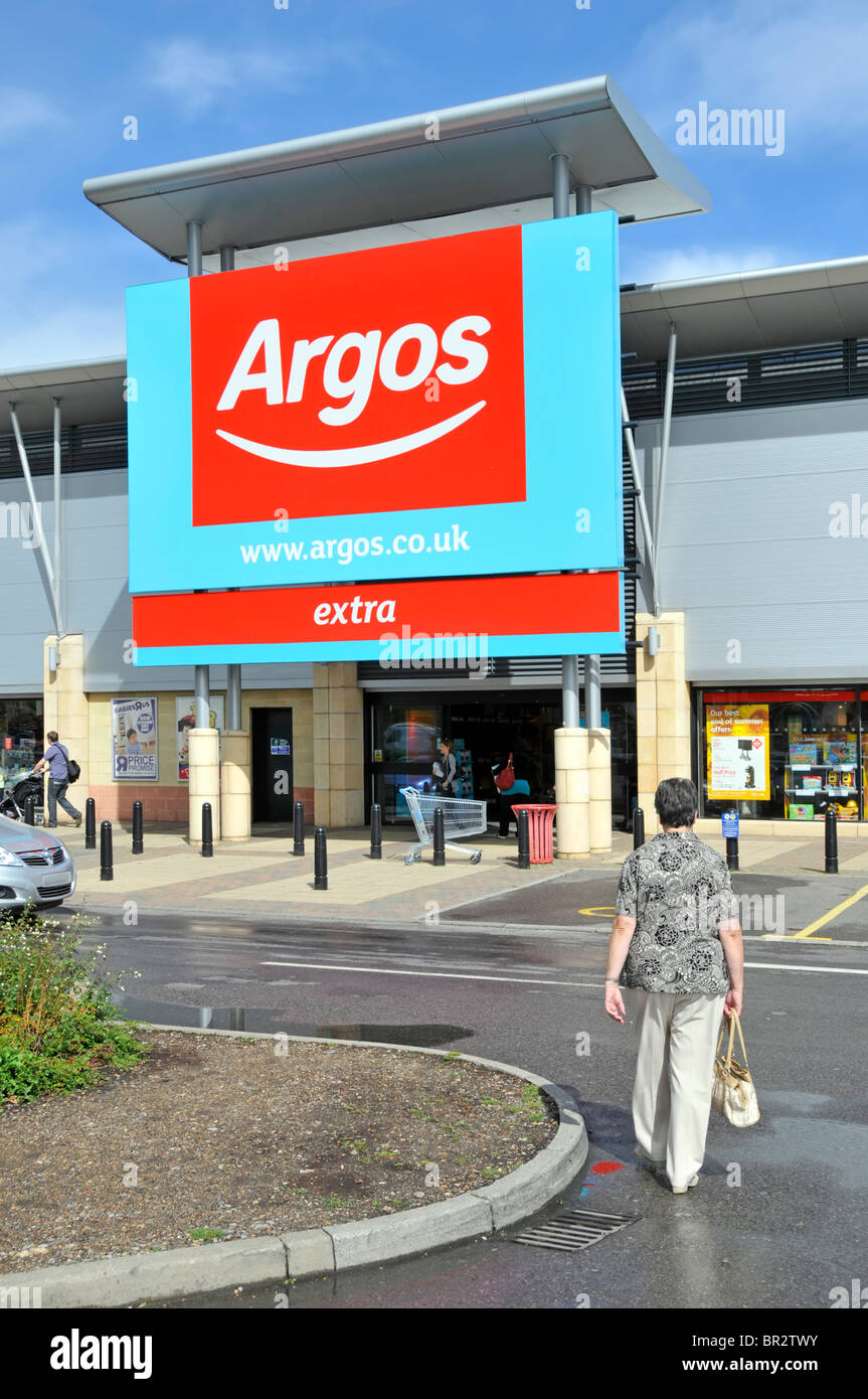 Kunden, die zu Fuß in Richtung Argos Retail Store Parkeingang Stockfoto