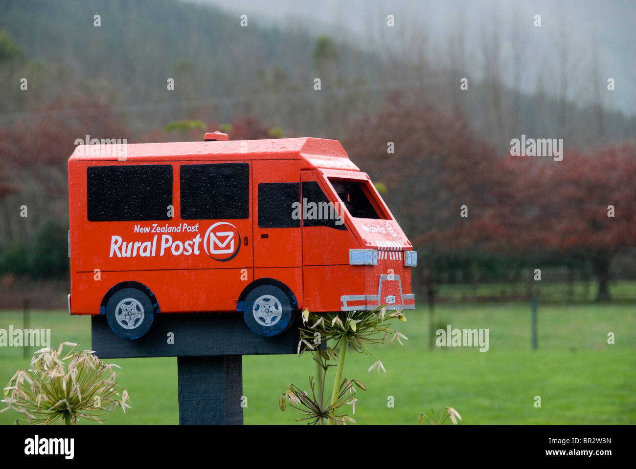Post box in Form eines Post-Lieferwagen, Linkwater, Marlborough, Südinsel, Neuseeland Stockfoto