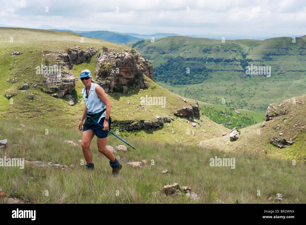 Wanderer Klettern Berg Libanon, Hochmoor Naturschutzgebiet, uKhahlamba Drakensberg Park, Südafrika Stockfoto