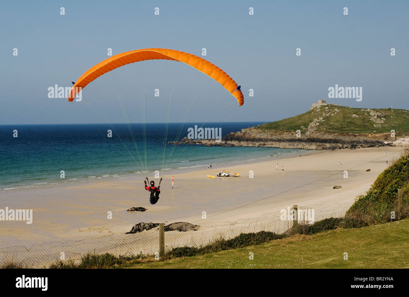 Bunte Hang Glider fliegen über Porthmeor Beach, St. Ives, Cornwall. Stockfoto