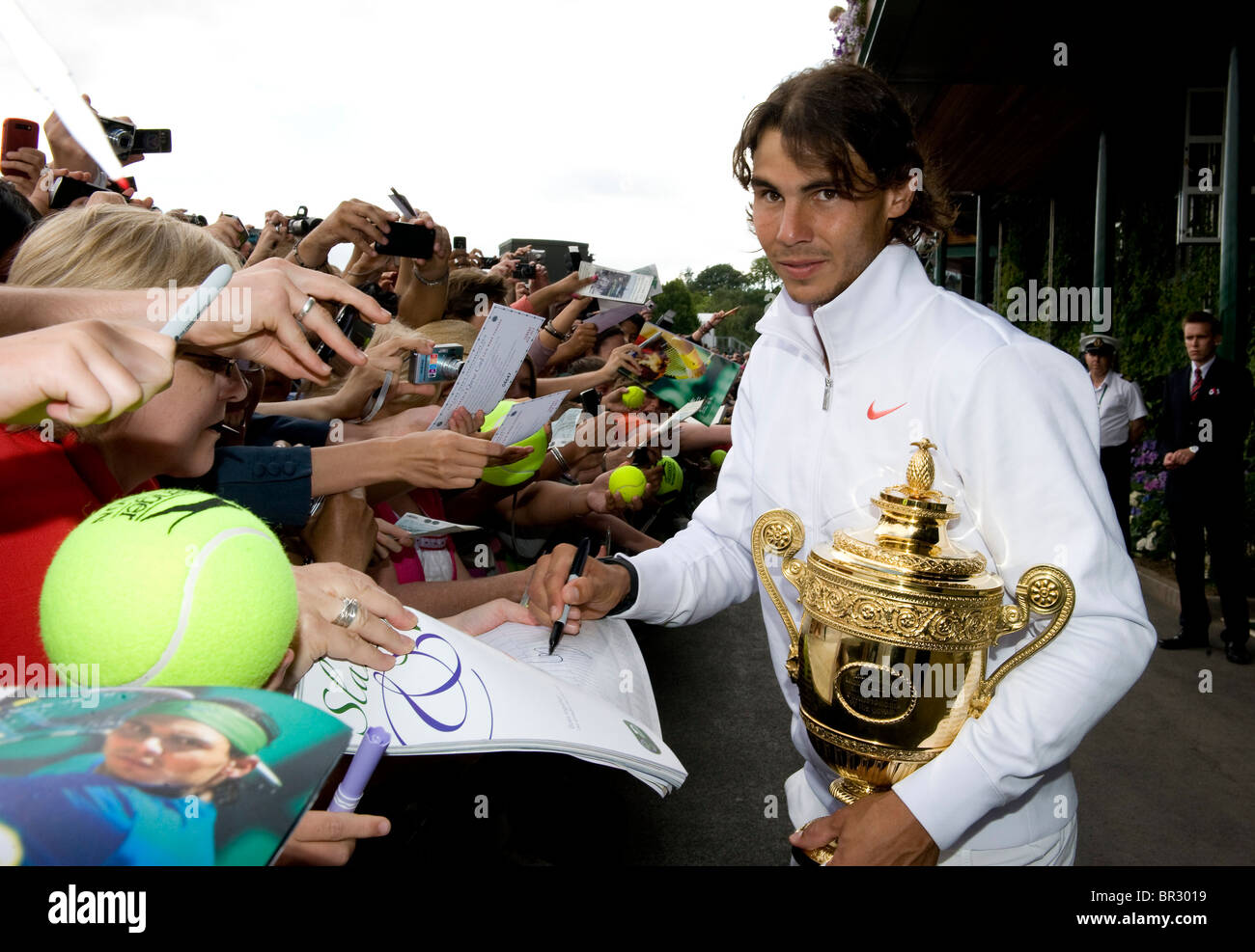 Rafael Nadal (ESP) Autogramme außerhalb der Vorderseite des Centre Court nach dem Gewinn der Wimbledon Tennis Championships 2010 Stockfoto