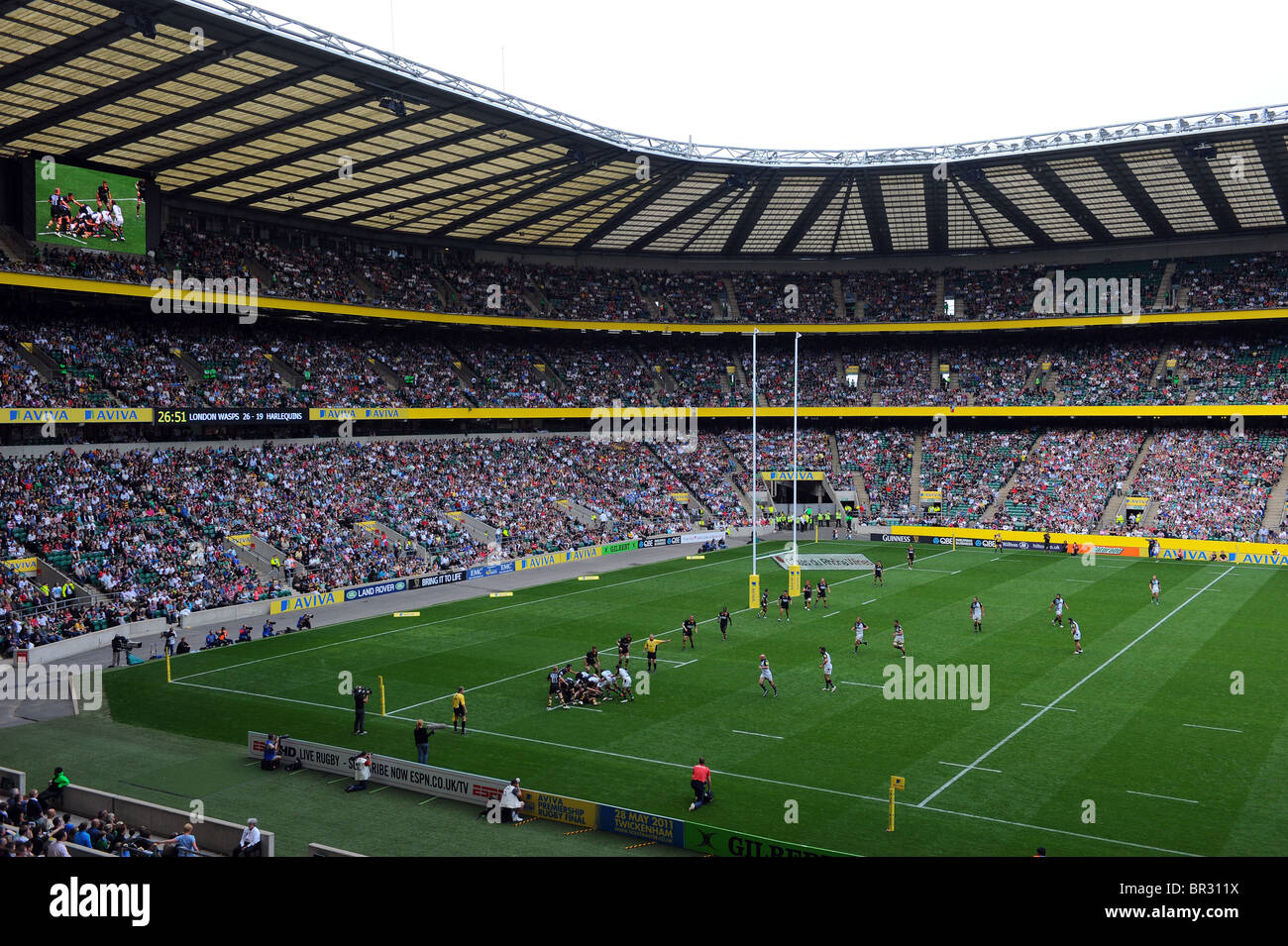 Blick ins Innere einer vollständigen Twickenham Stadium, London. Heimat der englischen Rugby Football Union oder RFU Stockfoto