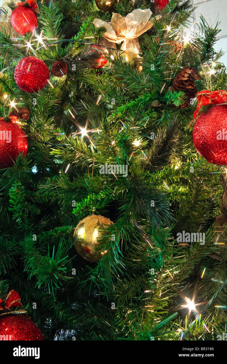 Christbaumkugeln und Engel mit Sternenhimmel Lichteffekte Stockfoto