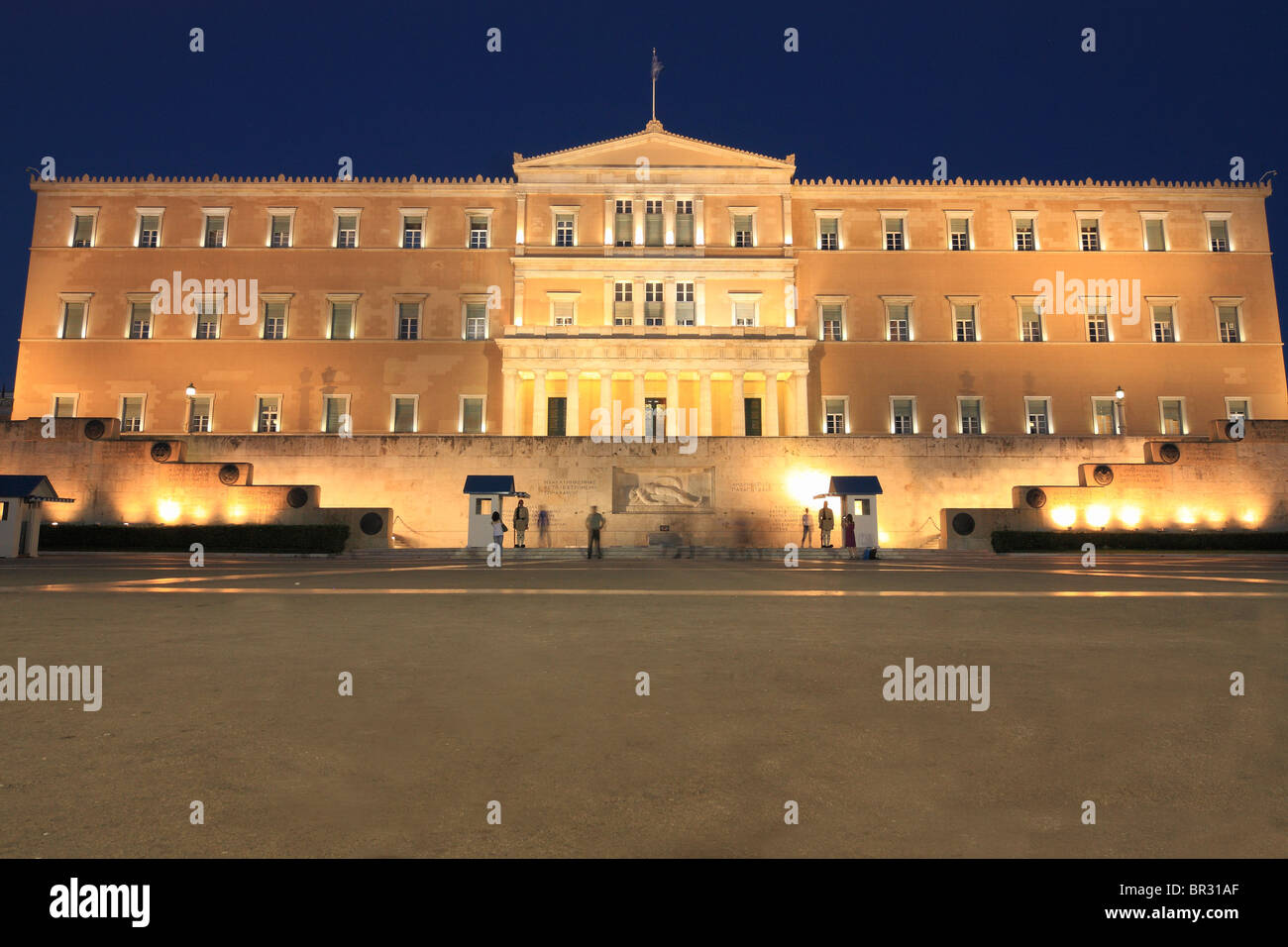 Das griechische Parlament bei Nacht Stockfoto