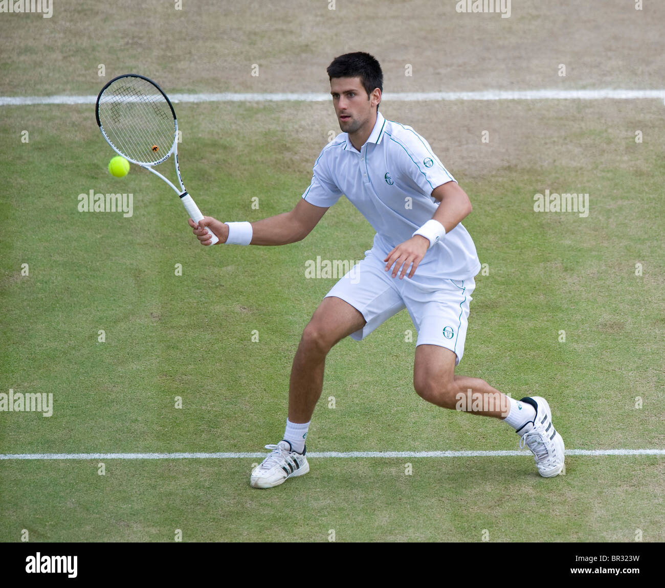 Novak Djokovic (SRB) in Aktion während Wimbledon Tennis Championships 2010 Stockfoto