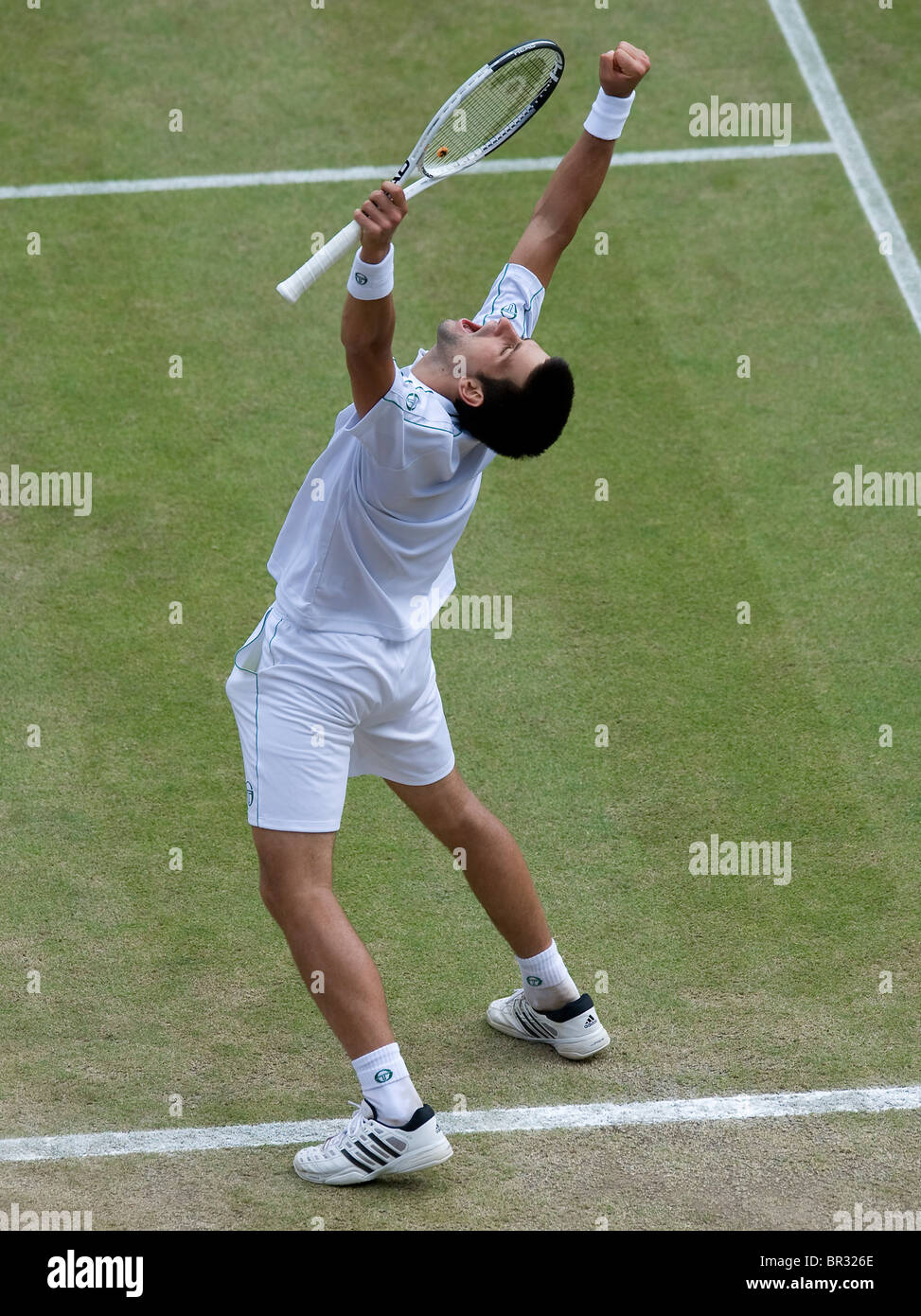 Novak Djokovic (SRB) feiert während Wimbledon Tennis Championships 2010 Stockfoto