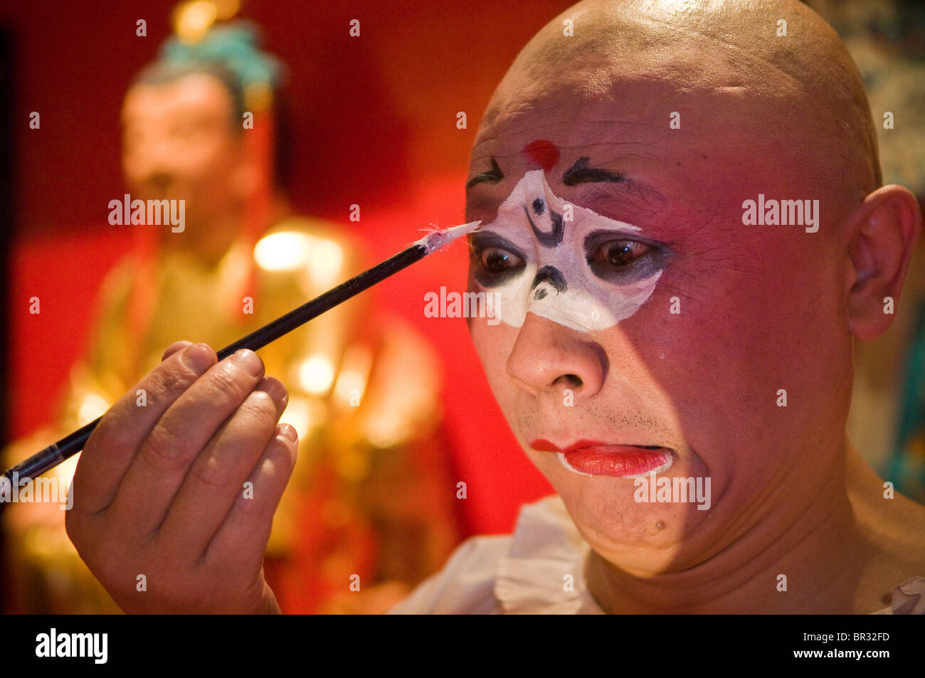Sichuan Oper Schauspieler gilt Make-up vor der Ausführung auf Shufenyayuan Teehaus, Chengdu, Provinz Sichuan, China Stockfoto