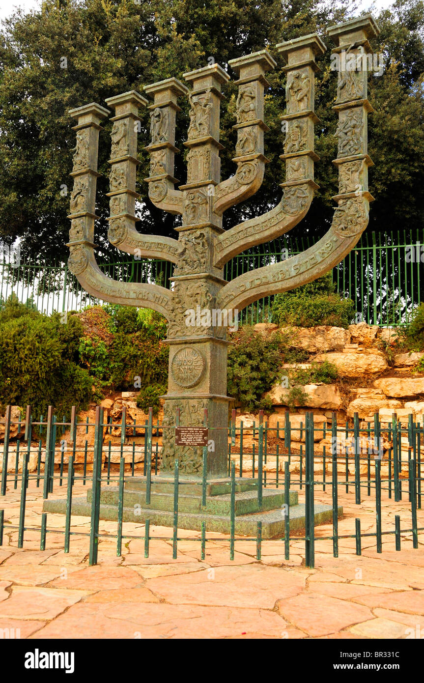 Menora, sieben verzweigte Kandelaber, die für Juden symbolisiert Erleuchtung, israelische Regierung Gebäude hinten, Knesset Stockfoto