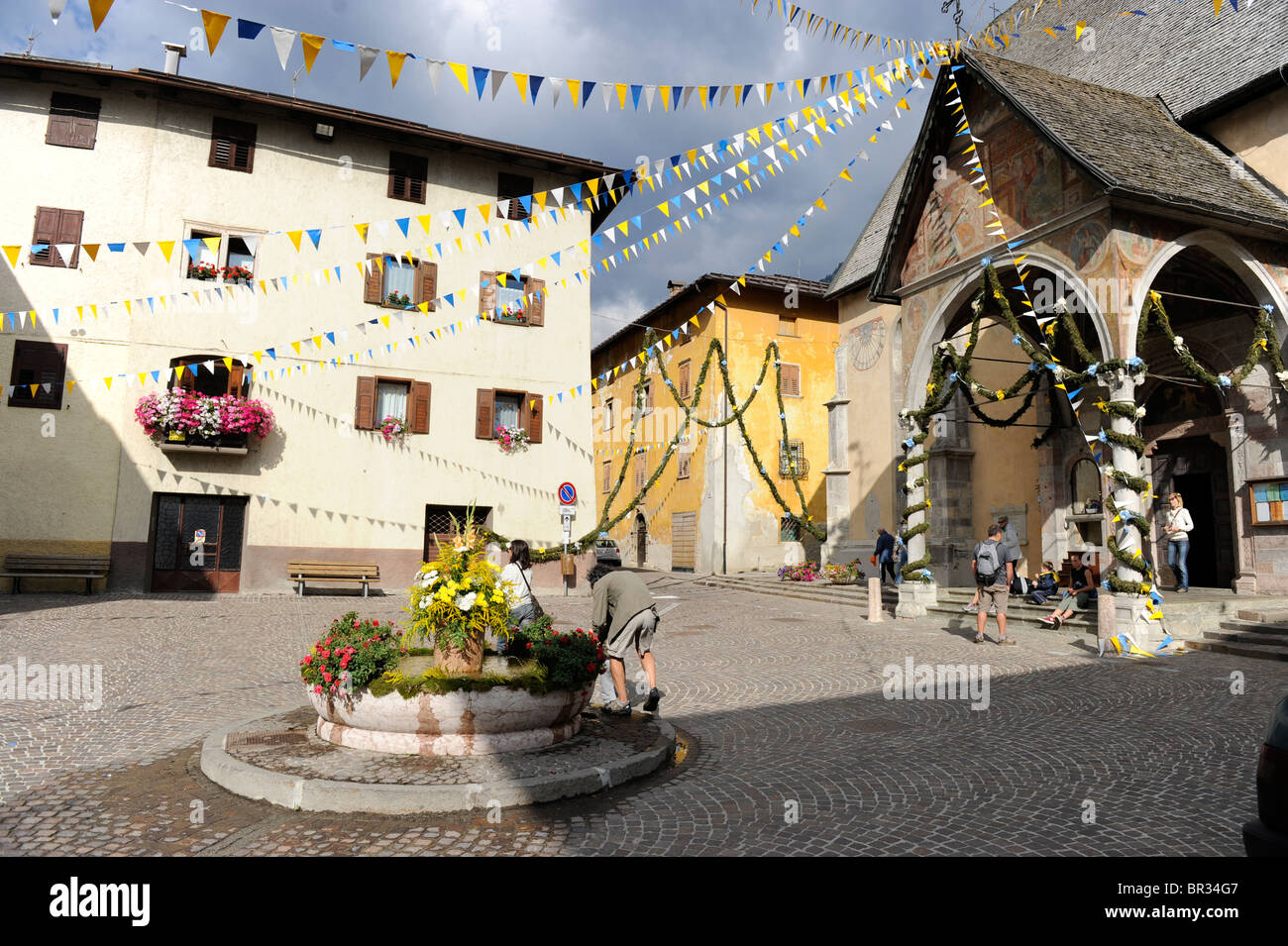 Dorf von Pellizzano in Süd Tirol, Dolomiten, Italien. Kirche und Altstadt. Stockfoto