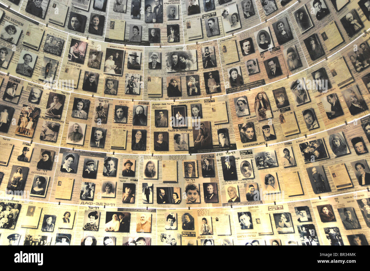Fotografien von ermordeten Juden im Holocaust Museum in der Holocaust-Gedenkstätte zu platzieren, Yad Vashem, Jerusalem, Nahost Stockfoto