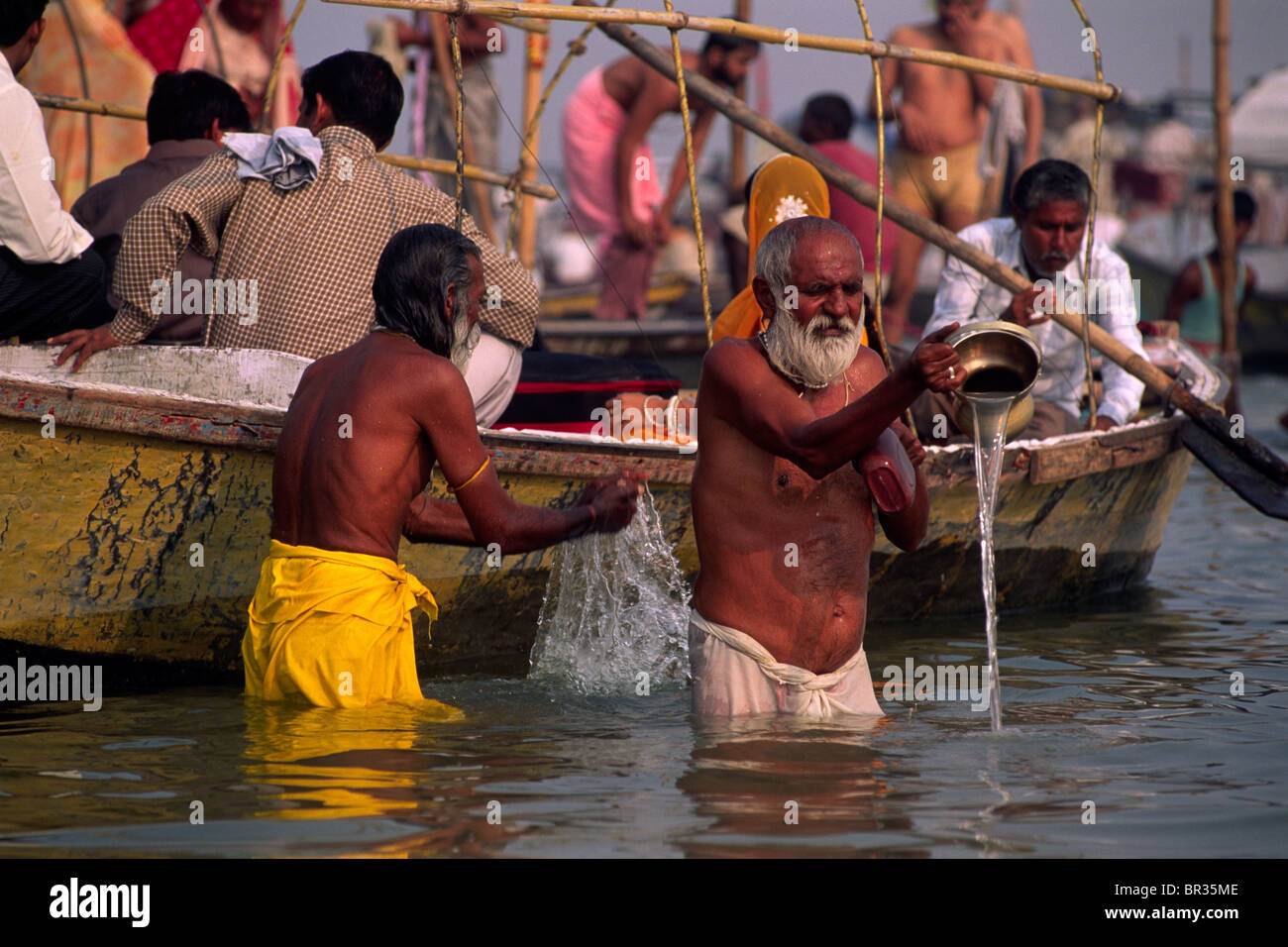 Indien, Uttar Pradesh, Allahabad, Sangam, Menschen, die am Zusammenfluss der Flüsse Ganges und Yamuna baden Stockfoto