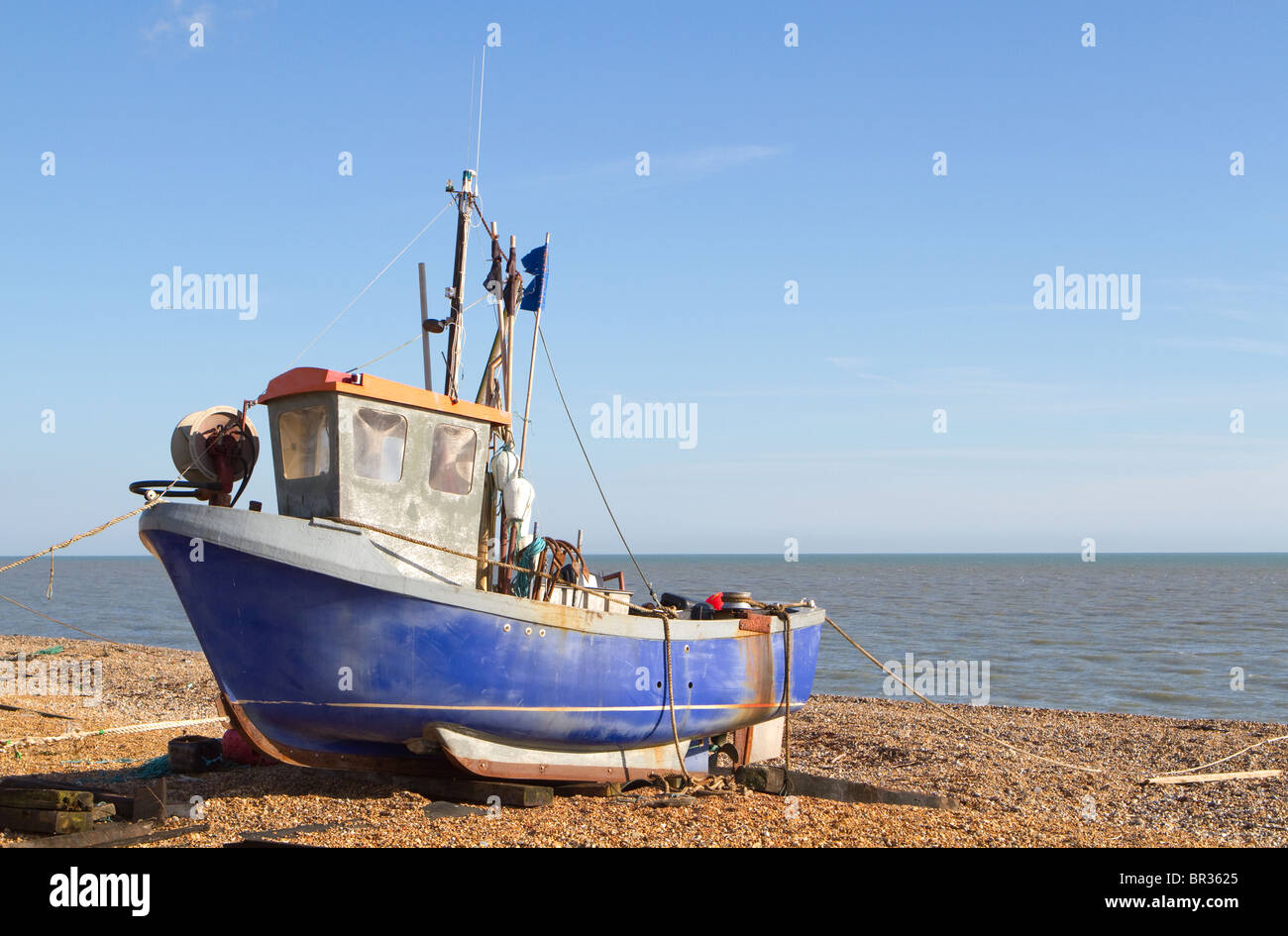 Traditionellen kleinen Fischerboot, das auf den Strand von Hythe, in der Nähe von Folkestone, Kent, UK hochgezogen. Stockfoto