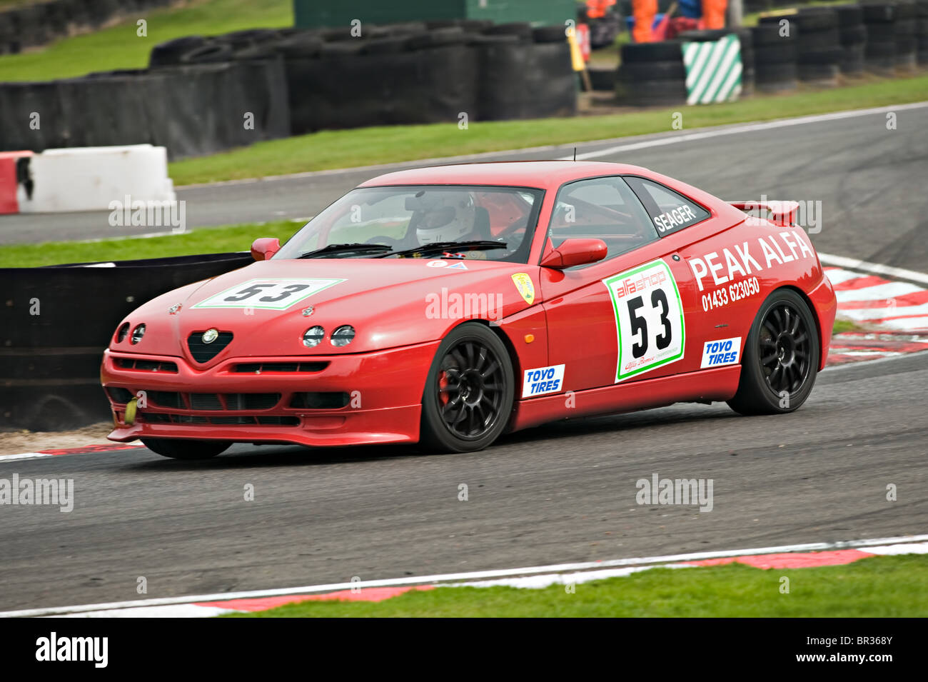 Alfashop Alfa Romeo GTV Saloon Rennwagen verhandelt Brittens am Oulton Park Motor Racing Circuit Cheshire England UK Stockfoto