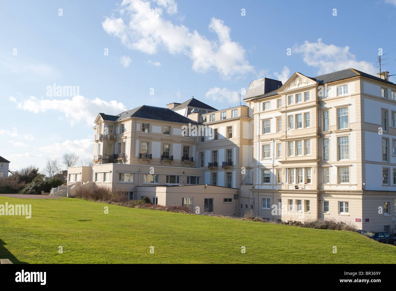 Eine große Strandpromenade Hotelgebäude in Hythe, in der Nähe von Folkestone, Kent, UK Stockfoto