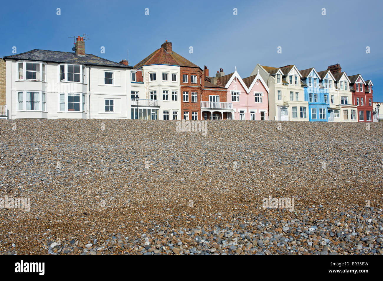 Strandpromenade Häuser, Aldeburgh, Suffolk, Ostengland. Stockfoto