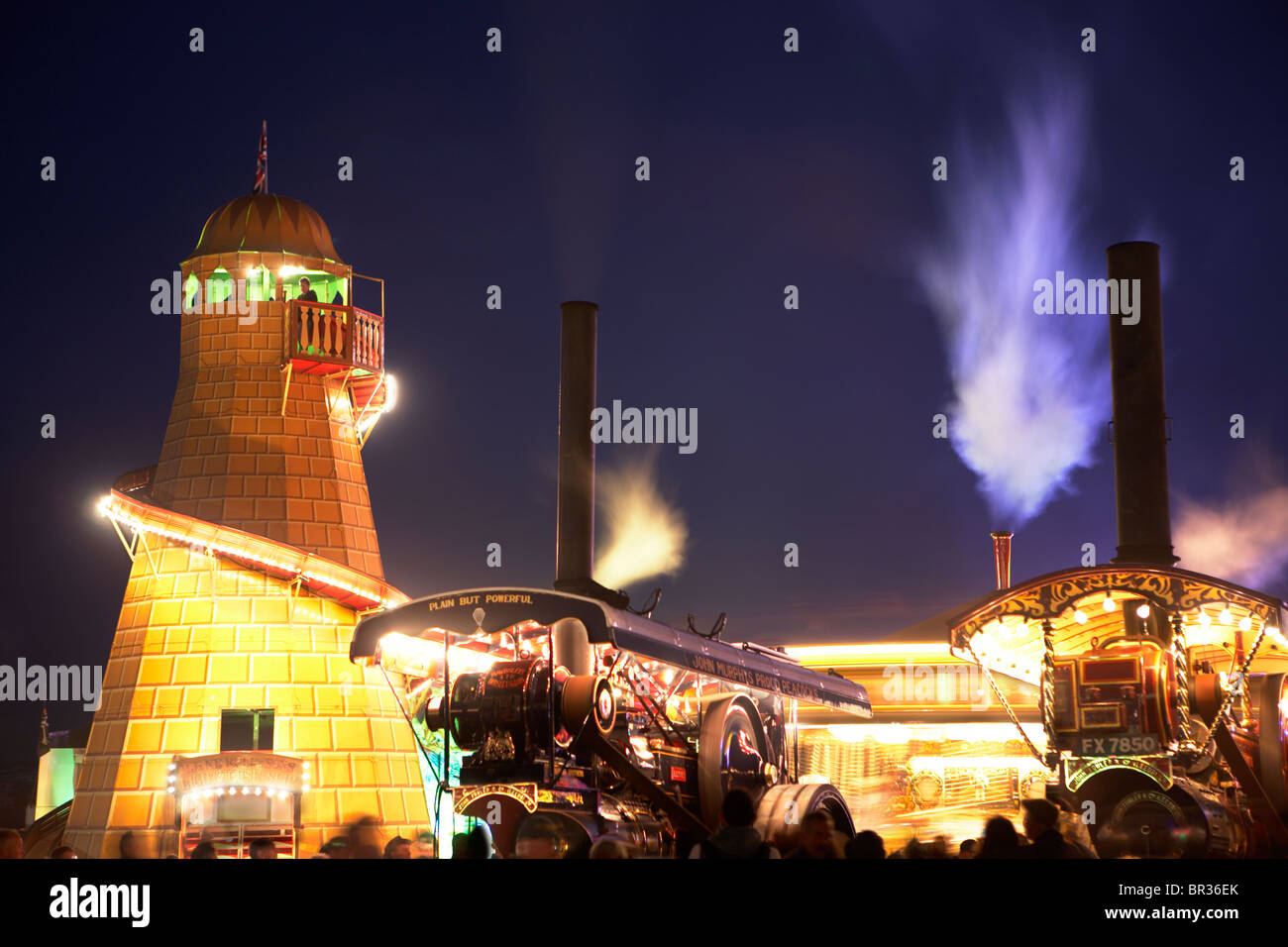Schausteller Dampfmaschine und eine Helter Skelter an die Great Dorset Steam Fair, Dorset, England, Großbritannien, 2010 Stockfoto
