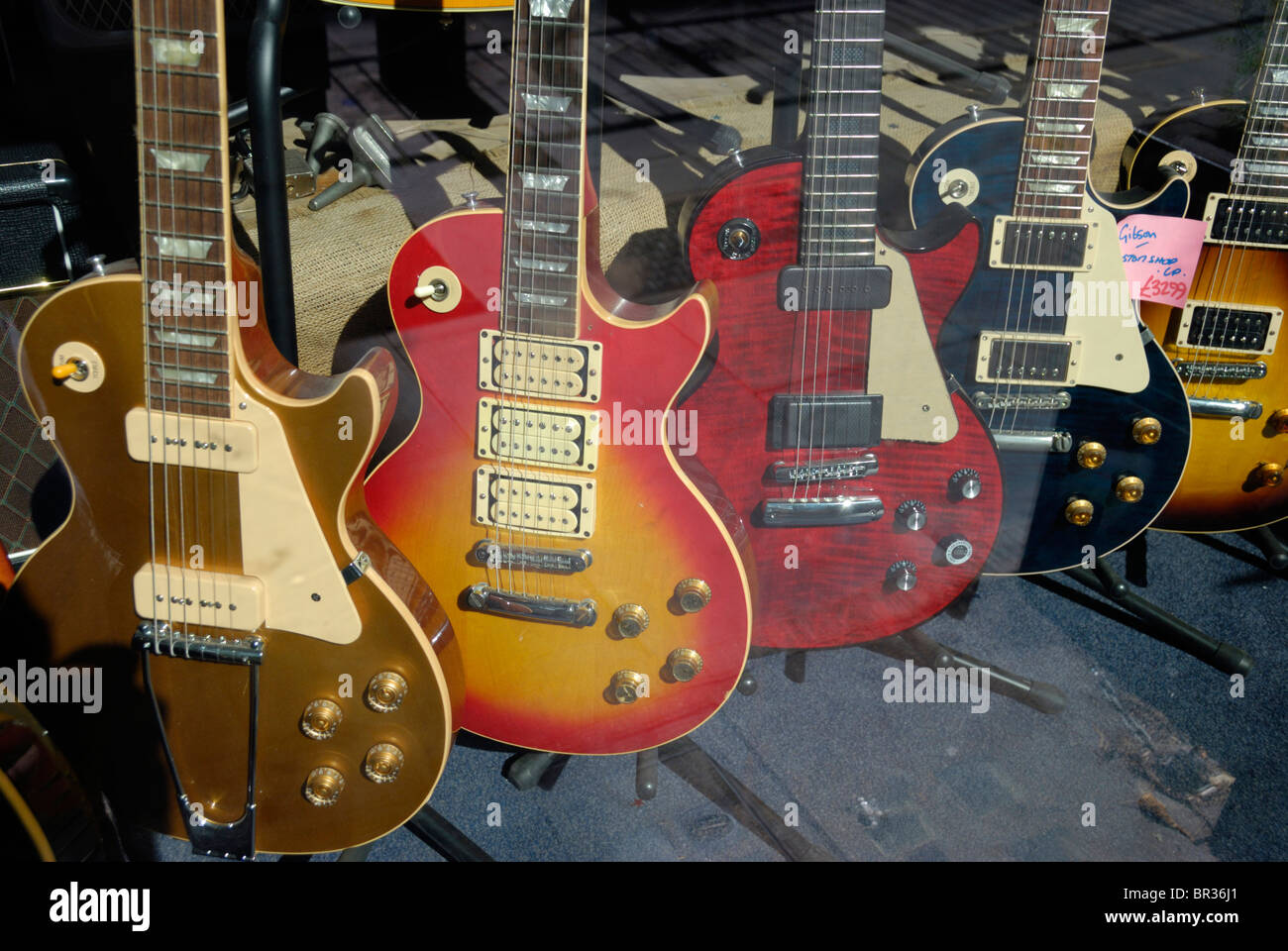 "Les Paul" e-Gitarren im Schaufenster Stockfoto