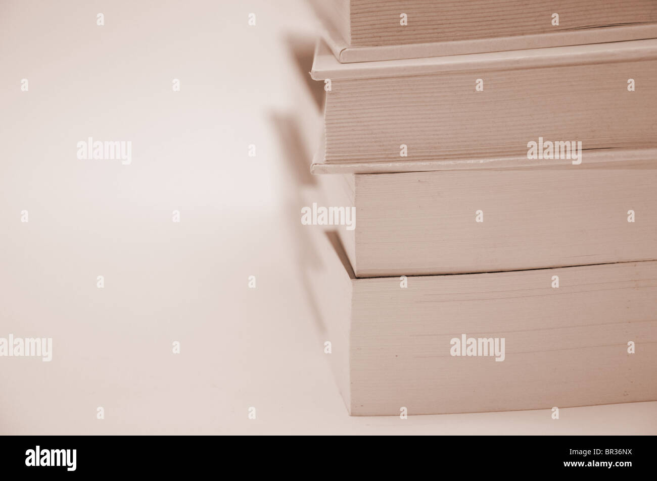 Stapel Bücher auf einem weißen Hintergrund Stockfoto