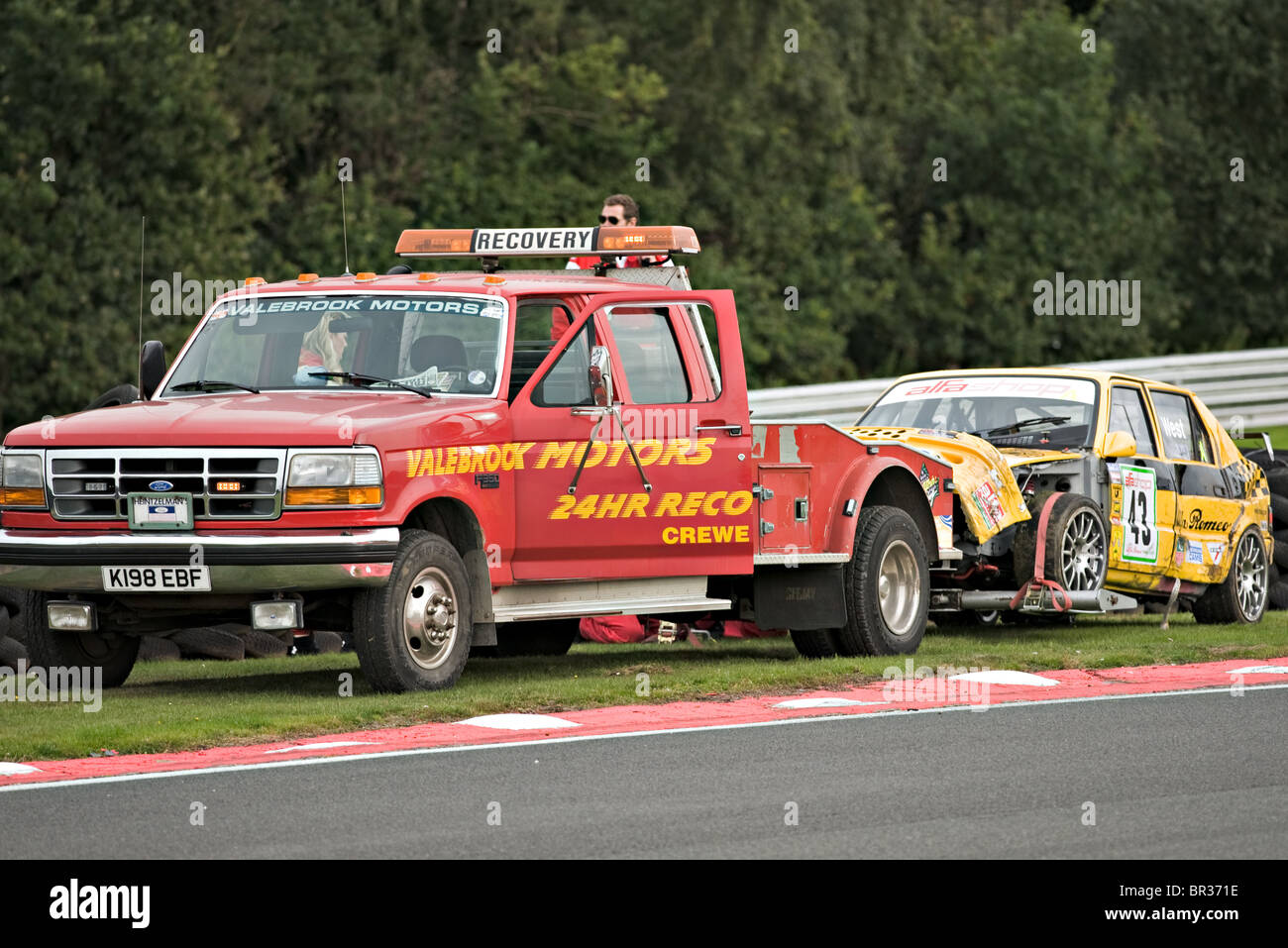 Fahrzeug Erholung LKW Abrufen von abgestürzten Alfa Romeo 33 Rennwagen am Oulton Park Motor Racing Circuit Cheshire England UK Stockfoto