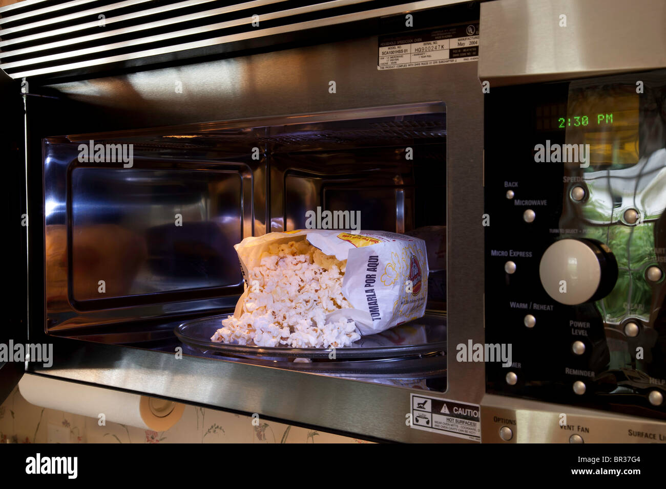 Mikrowelle und Popcorn Stockfoto