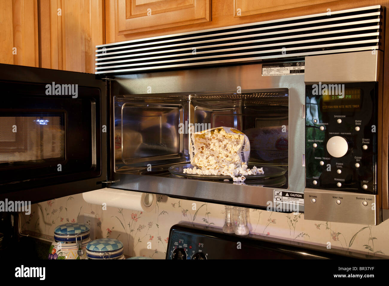 Mikrowelle und Popcorn [Serie 3 von 3] Stockfoto