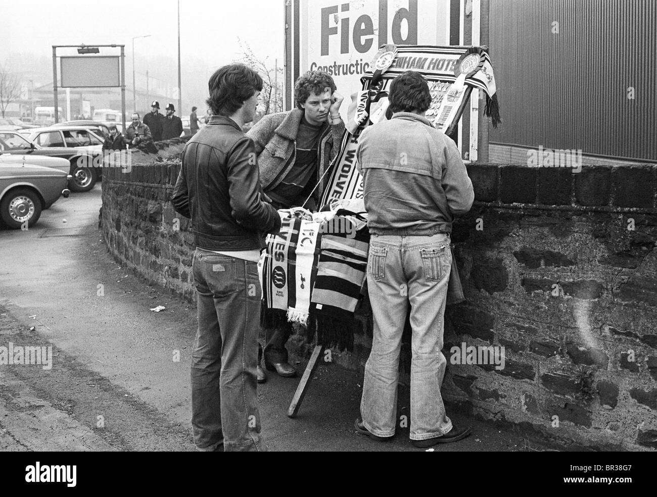 Fußball-Fans kaufen Souvenirs vor dem FA CUP HALBFINALE SPURS V WÖLFE BEI HILLSBROUGH 1981. Bild von DAVID BAGNALL Stockfoto
