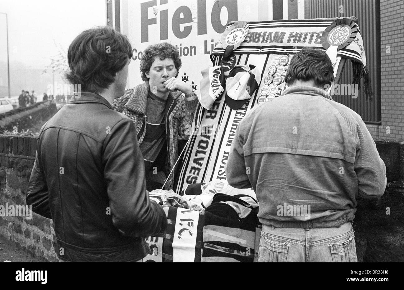 Fußball-Fans vor den FA CUP SEMI FINAL SPURS V Wölfe im HILLSBROUGH 1981 Souvenirs zu kaufen Stockfoto