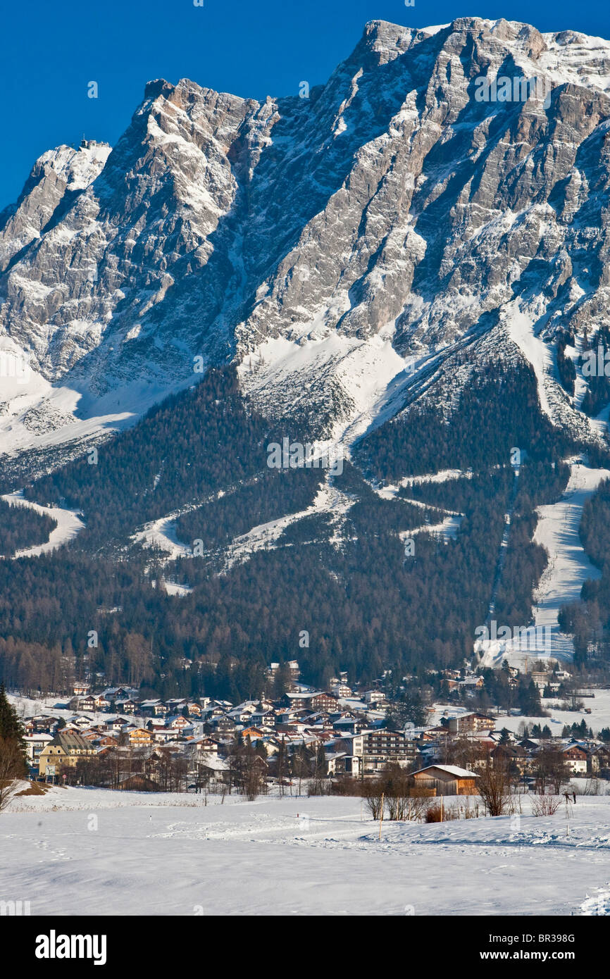 Verschneite Dorf vor dem Panorama der Mt Zugspitze, Ehrwald, Zugspitzarena, Tirol, Österreich, Europa Stockfoto