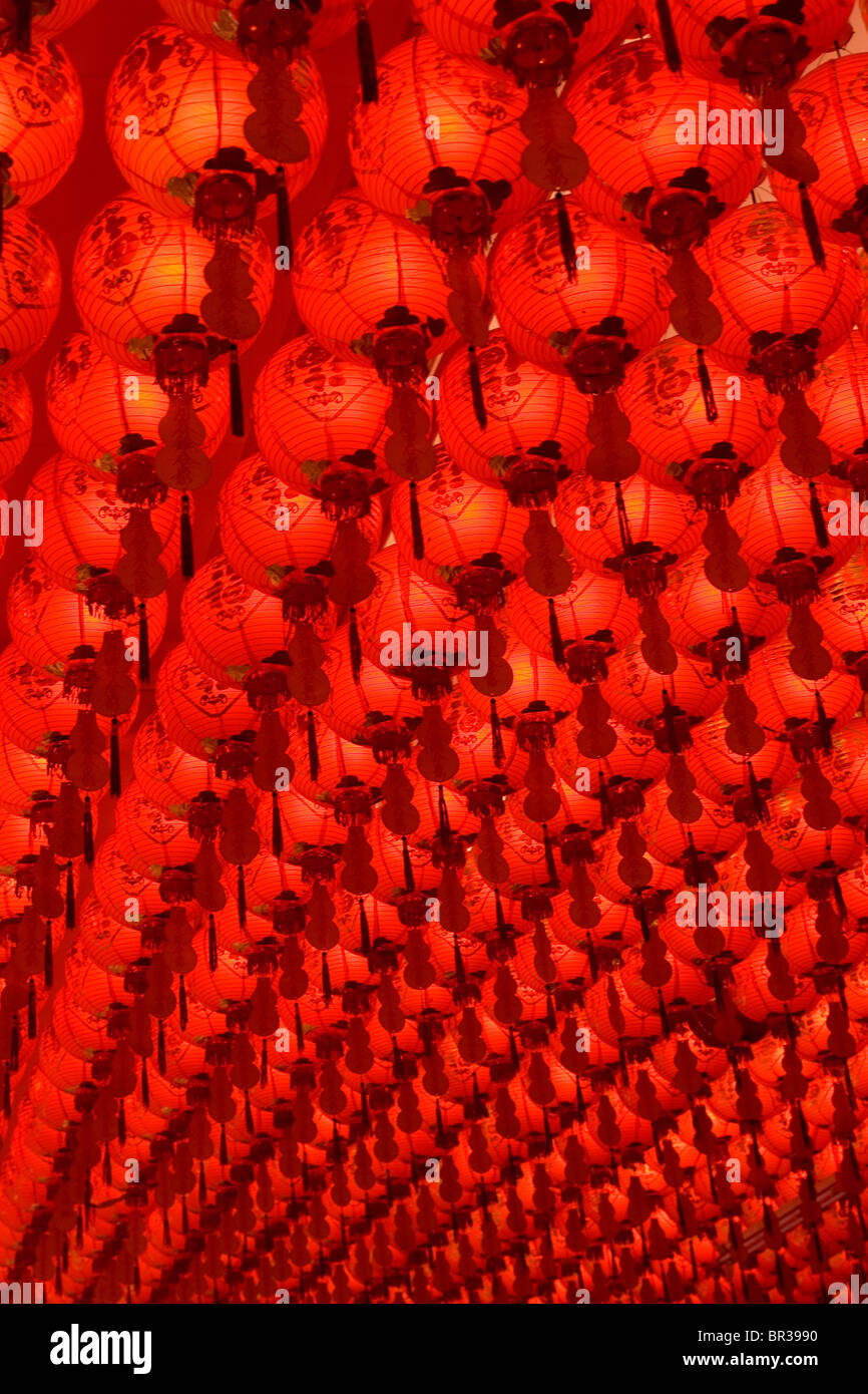 Hunderte von chinesischen Laternen hängen von der Decke in Singapur. Stockfoto