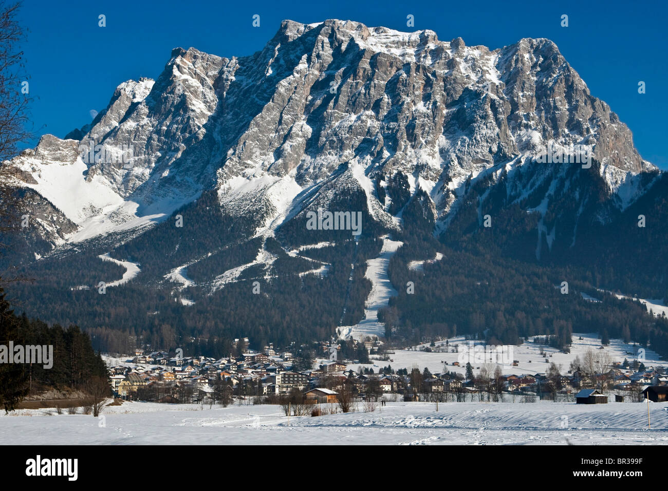 Verschneite Dorf vor dem Panorama der Mt Zugspitze, Ehrwald, Zugspitzarena, Tirol, Österreich, Europa Stockfoto