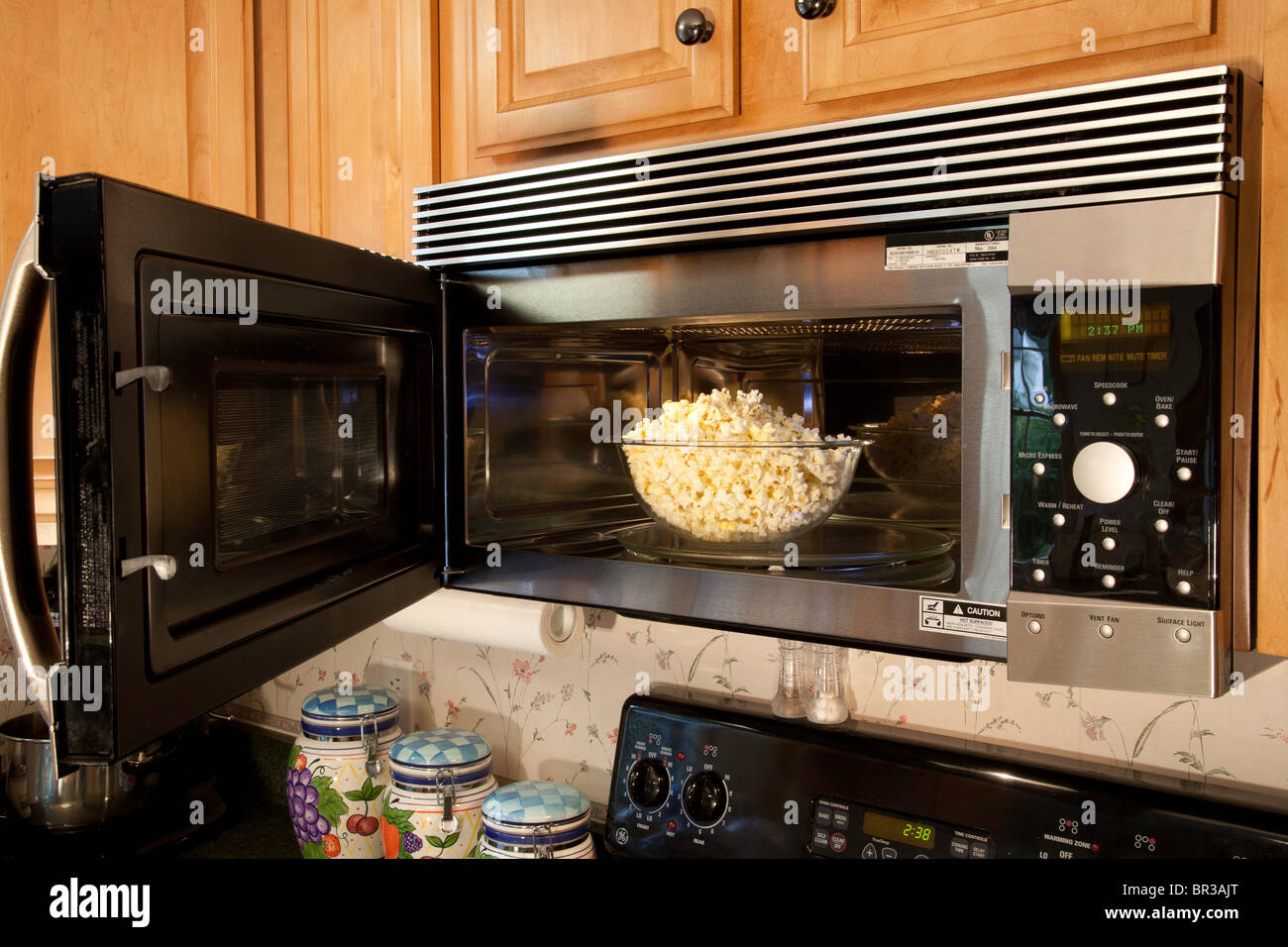 Mikrowelle und Popcorn Stockfoto
