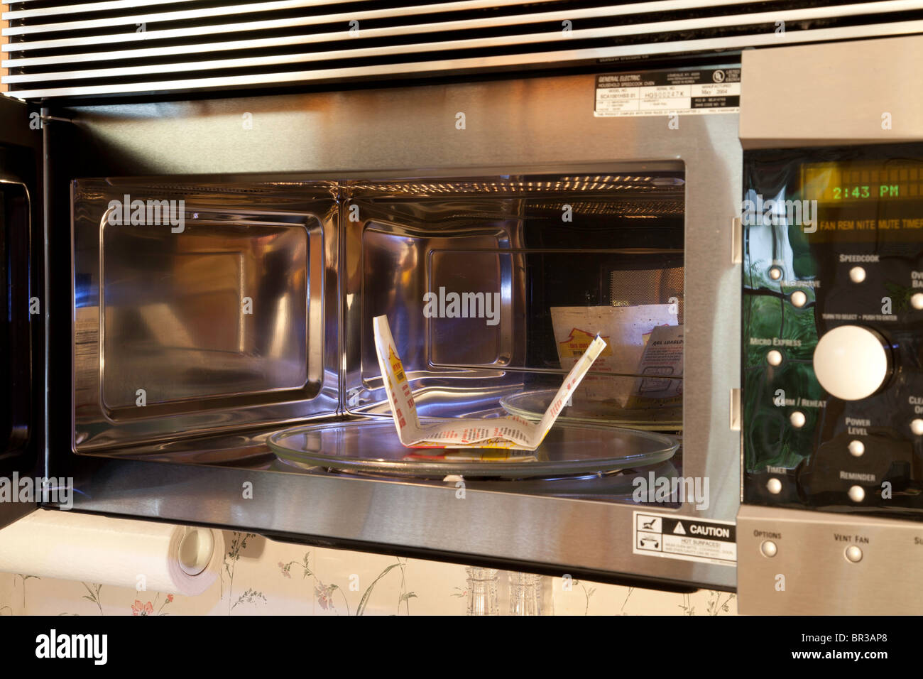 Mikrowelle und Popcorn [Serie 1 von 3] Stockfoto