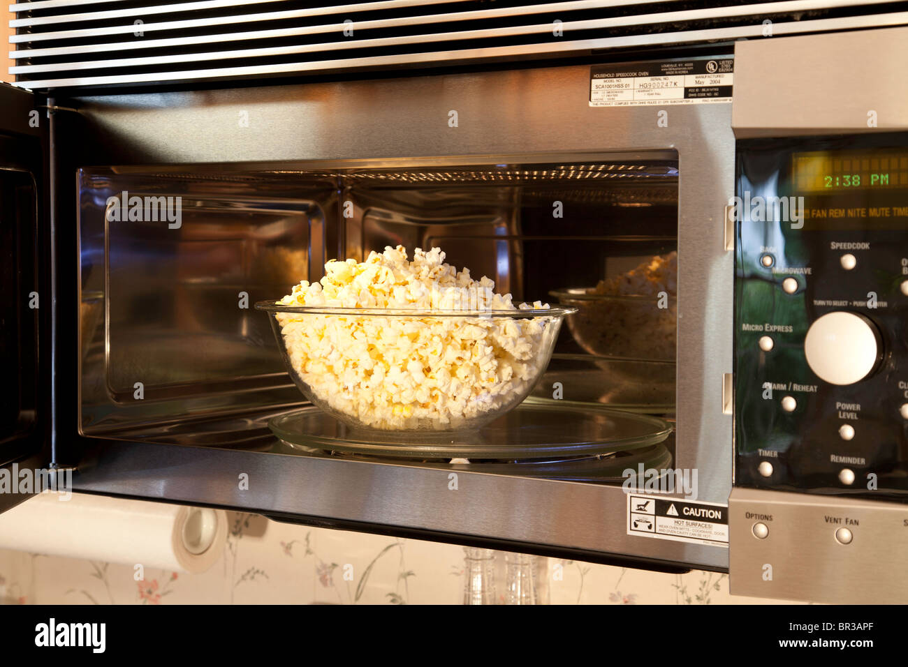 Mikrowelle und Popcorn Stockfoto