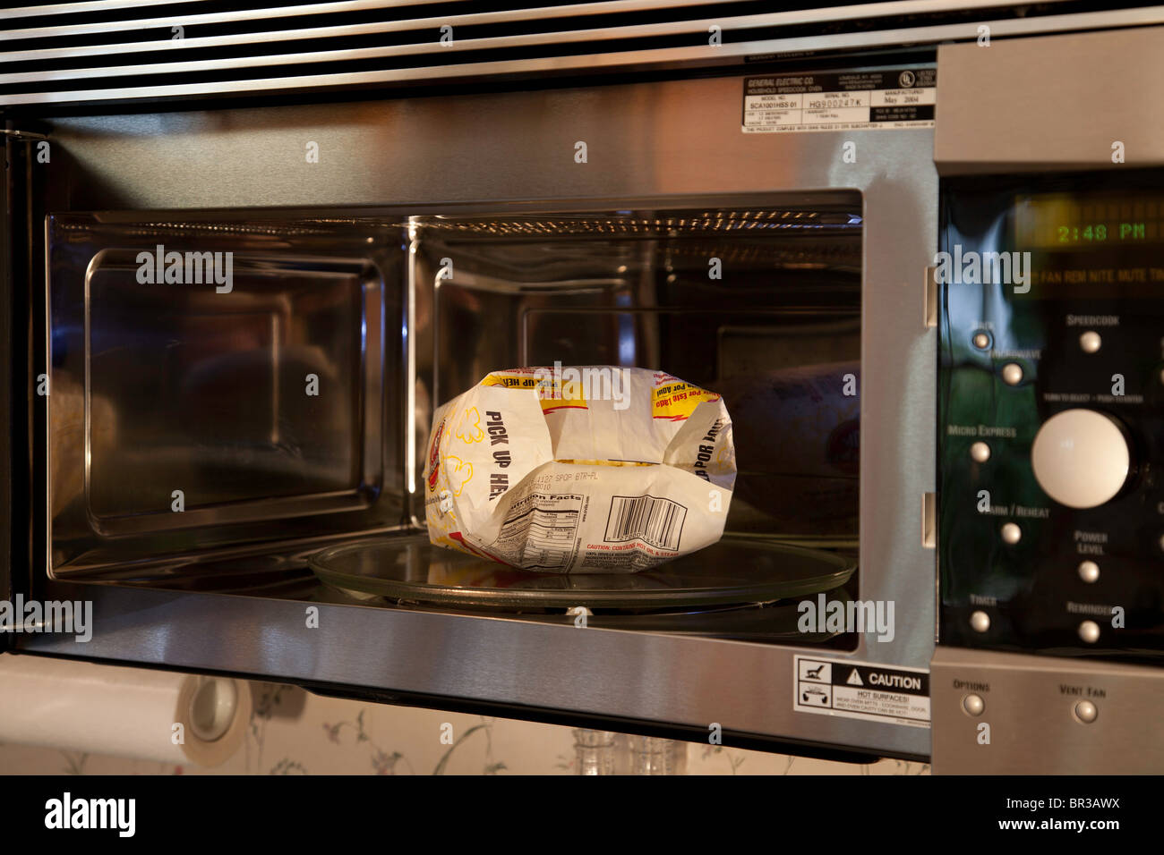 Mikrowelle und Popcorn [Serie 2 von 3] Stockfoto