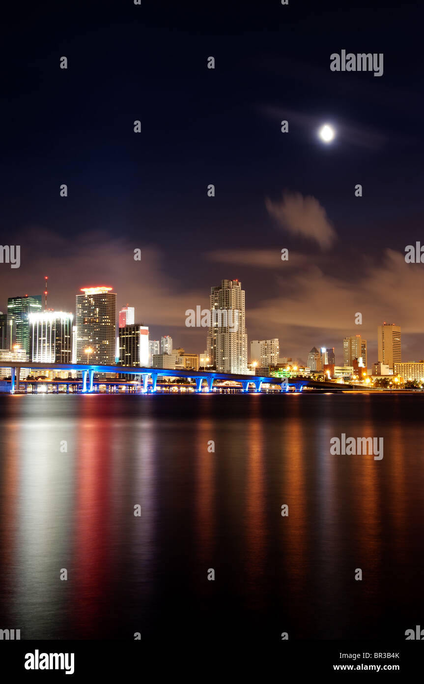 Skyline von Miami in der Nacht Stockfoto