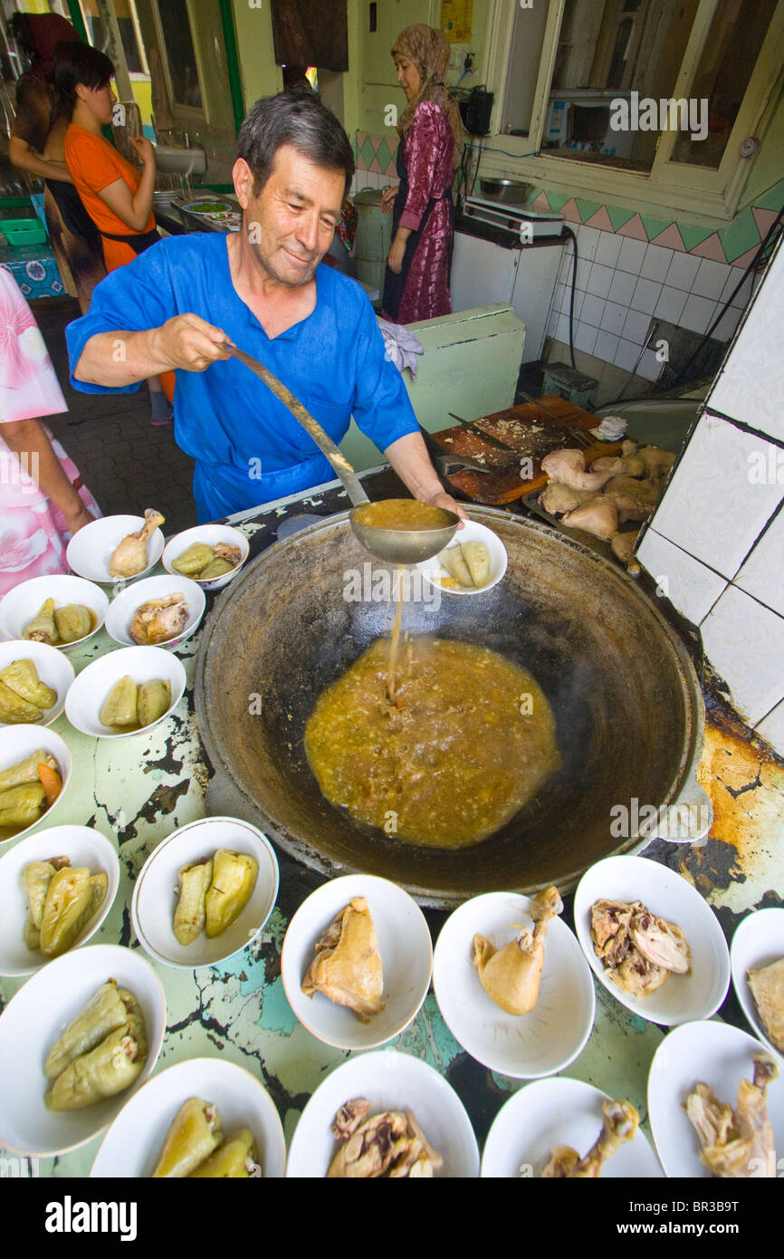 Essen in einem Restaurant auf dem Markt in Osch Kirgisien Stockfoto